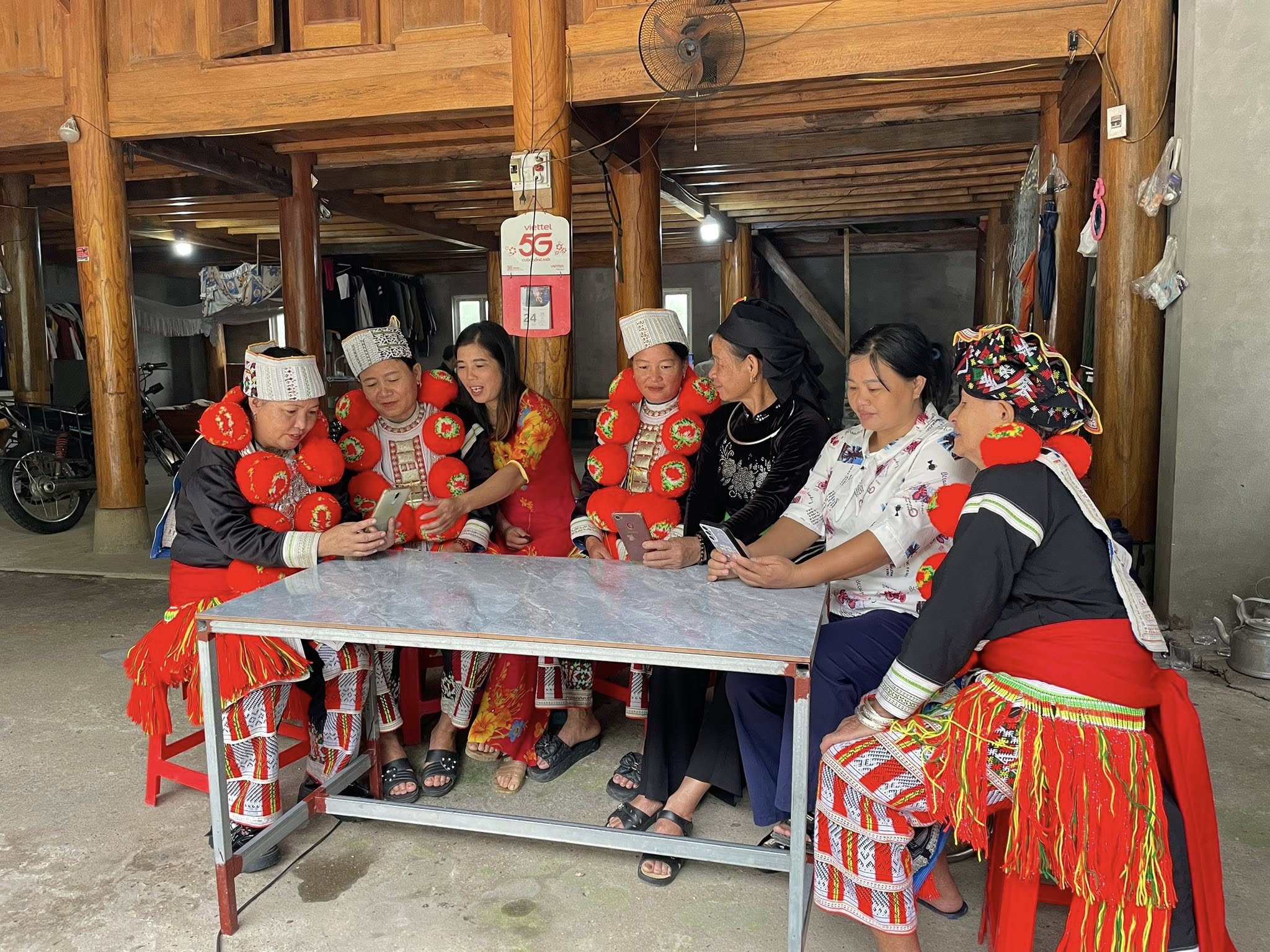 Nhân dân xã Lâm Bình theo dõi Đại hội đại biểu Đảng bộ tỉnh lần thứ I, nhiệm kỳ 2025 - 2030