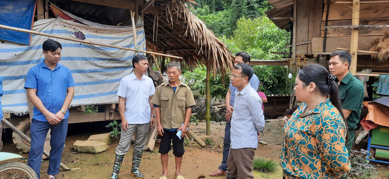 Bí thư Đảng ủy và Chủ tịch UBND xã Giáp Trung kiểm tra công tác hỗ trợ các hộ dân sau thiên tai tại xóm Thôm Khiêu, thôn Nà Pồng 