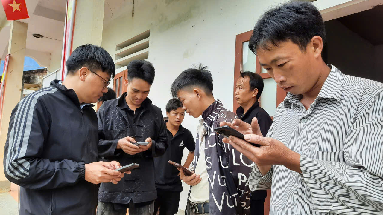 Viettel khu vực Bắc Mê hướng dẫn người dân xác thực thông tin thuê bao di động tại xã Giáp Trung