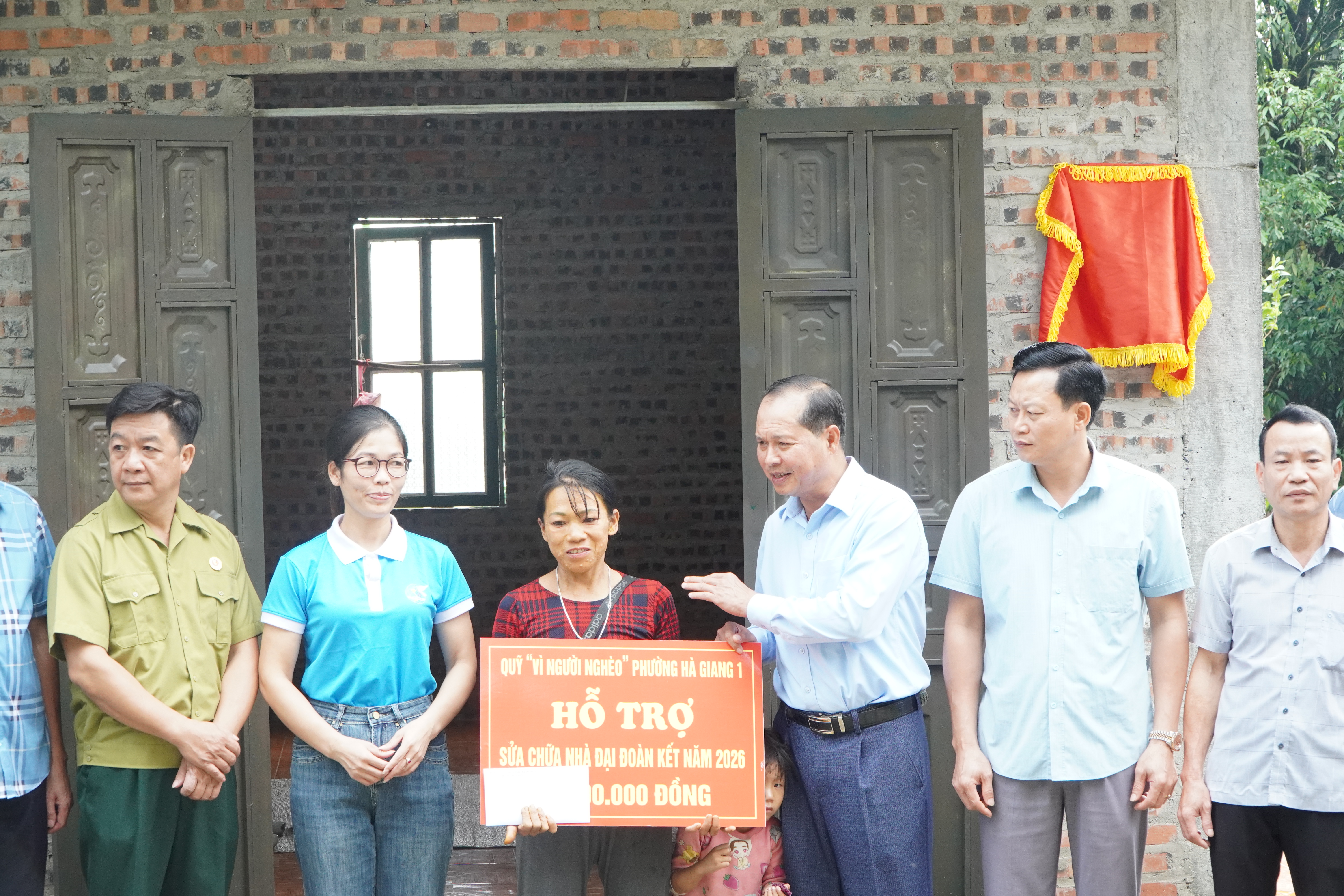 PHƯỜNG HÀ GIANG 1 TRAO HỖ TRỢ NHÀ ĐẠI ĐOÀN KẾT, TIẾP THÊM ĐỘNG LỰC CHO CÁC HỘ KHÓ KHĂN