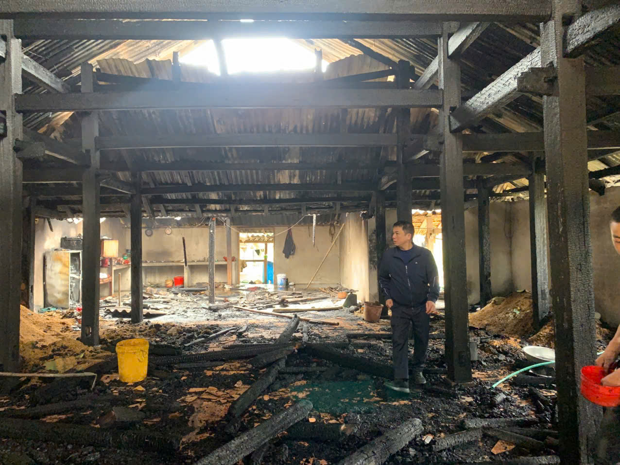 Lãnh đạo UBND xã Việt Lâm thăm, động viên, hỗ trợ gia đình bị cháy tại thôn Nặm Chang