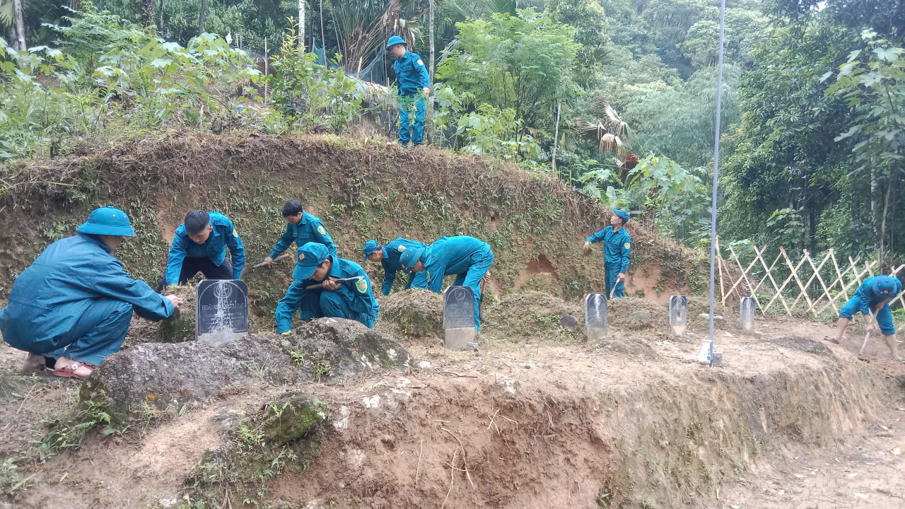 LỰC LƯỢNG DÂN QUÂN VÀ ĐOÀN THANH NIÊN XÃ QUẢNG NGUYÊN RA QUÂN CHỈNH TRANG TUYẾN ĐƯỜNG LÊN NGHĨA TRANG LIỆT SĨ