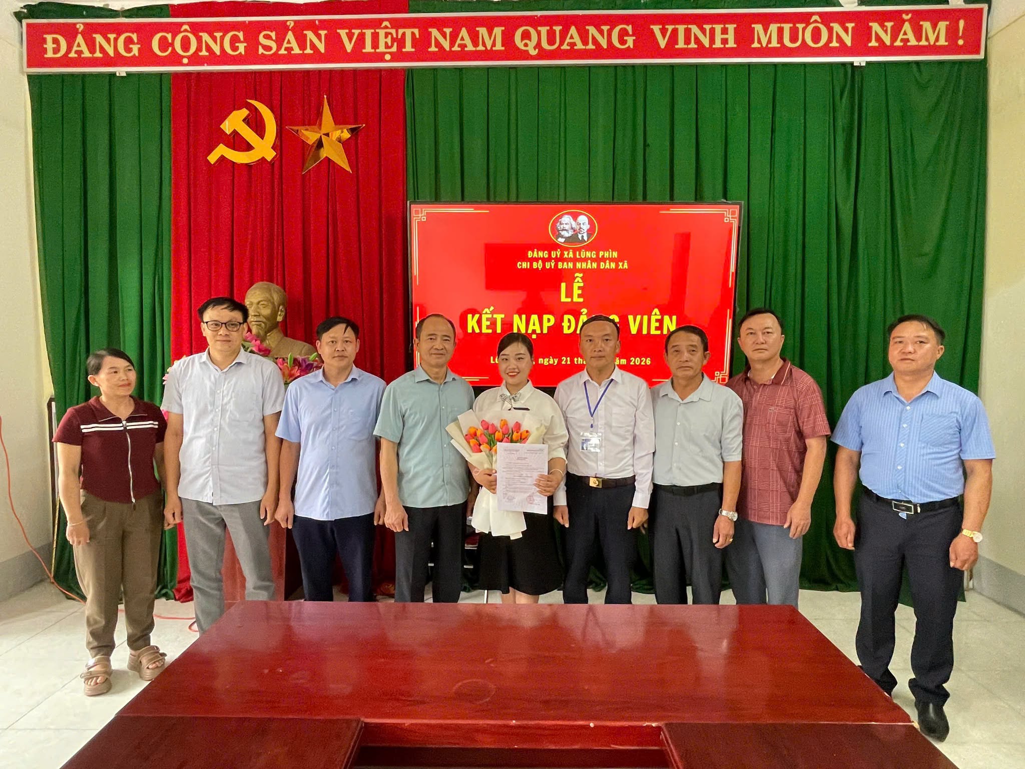 CHI BỘ UBND XÃ LŨNG PHÌN TỔ CHỨC LỄ KẾT NẠP ĐẢNG VIÊN MỚI