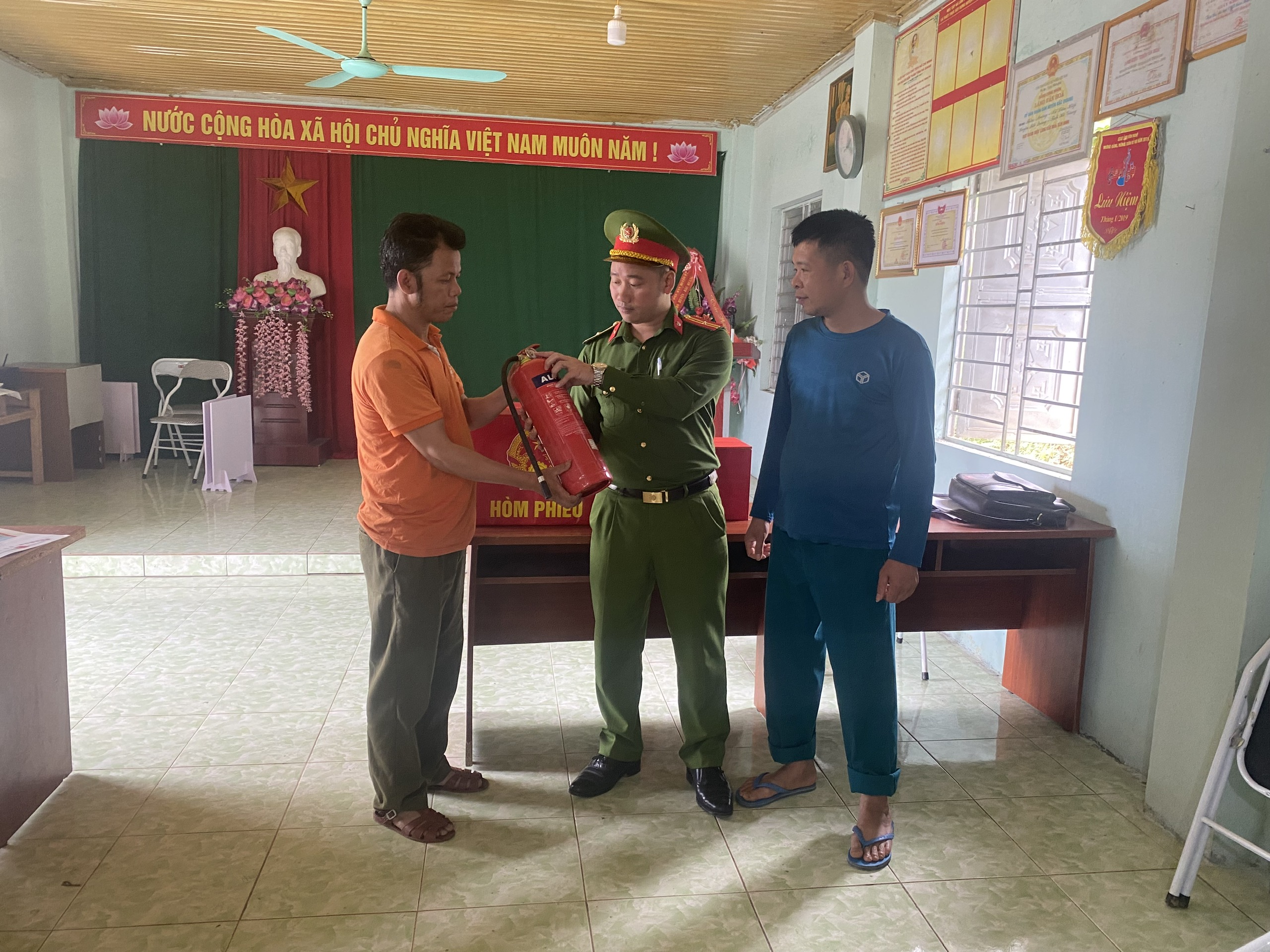 Công an xã Liên Hiệp tuyên truyền PCCC tại khu vực bầu cử đại biểu Quốc hội, đại biểu HĐND các cấp nhiệm kỳ 2026-2031