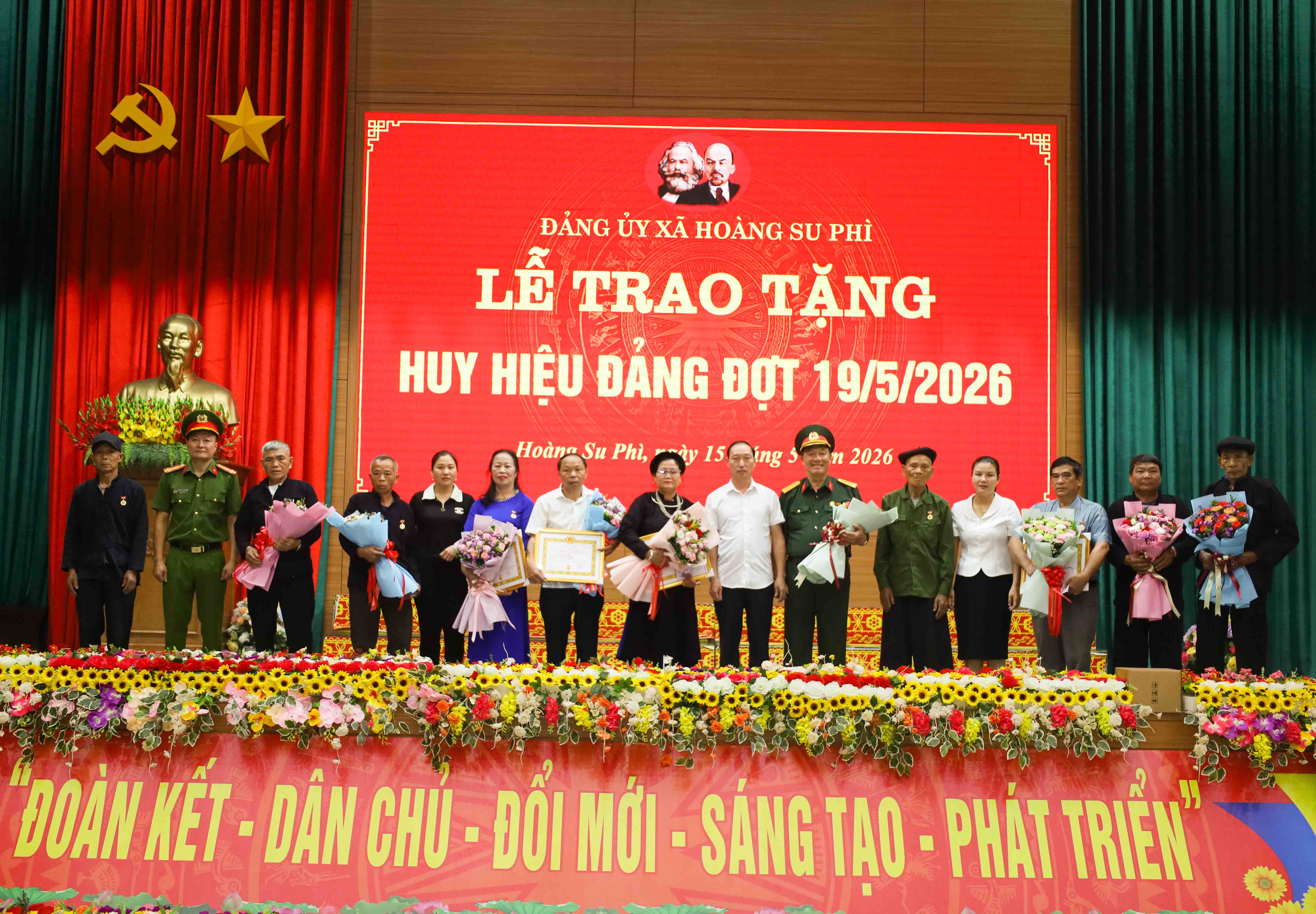 11 đồng chí Đảng viên xã Hoàng Su Phì vinh dự được nhận huy hiệu Đảng đợt 19/5/2026
