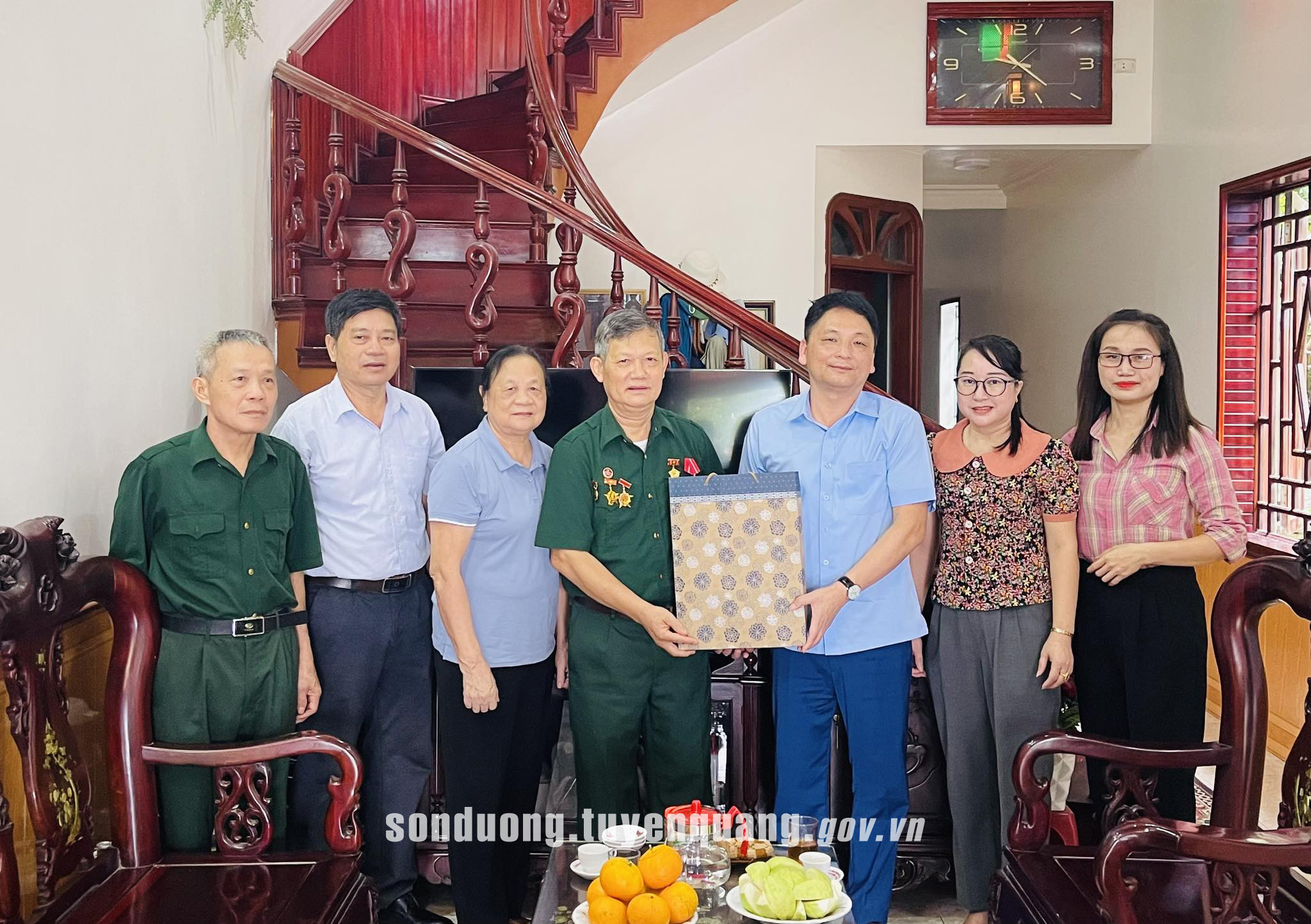 Đồng chí Chủ tịch UBND xã thăm, tặng quà nhân kỷ niệm 78 năm Ngày Thương binh - Liệt sỹ