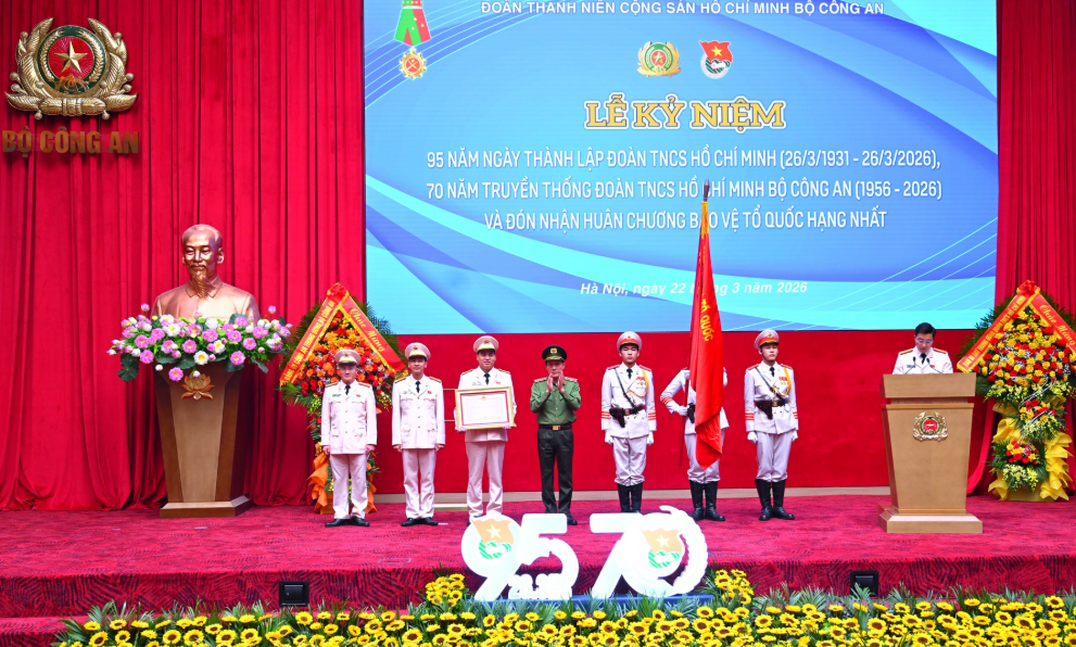ĐOÀN THANH NIÊN CỘNG SẢN HỒ CHÍ MINH BỘ CÔNG AN ĐÓN NHẬN HUÂN CHƯƠNG BẢO VỆ TỔ QUỐC HẠNG NHẤT