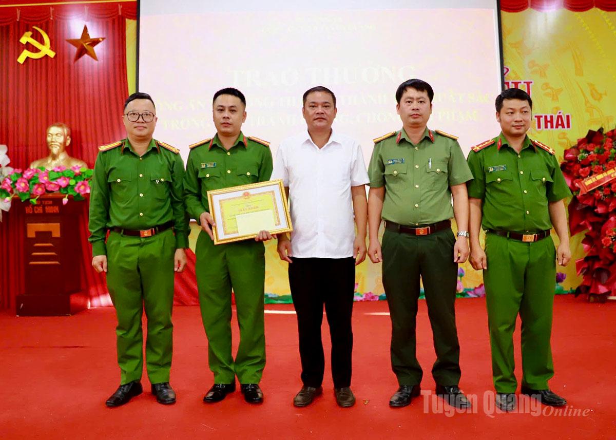 Khen thưởng đột xuất Công an xã Hồng Thái có thành tích xuất sắc trong đấu tranh phòng, chống tội phạm
