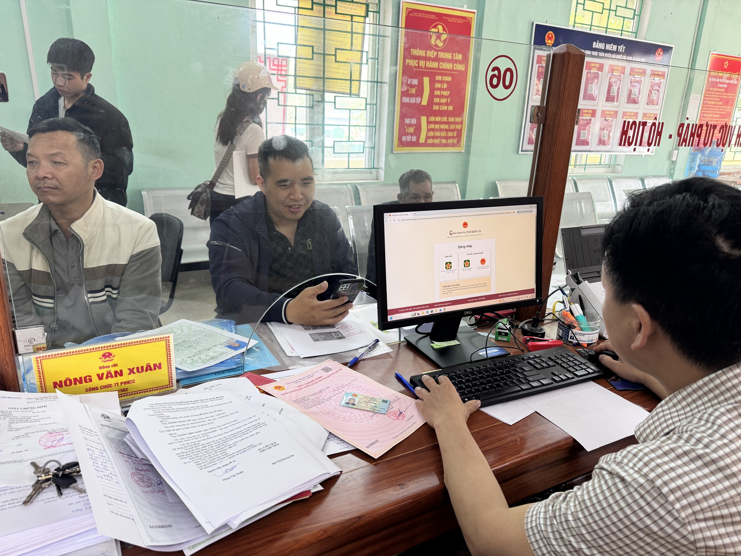 BẠCH ĐÍCH ĐẨY MẠNH CẢI CÁCH HÀNH CHÍNH, NÂNG CAO CHẤT LƯỢNG PHỤC VỤ NHÂN DÂN