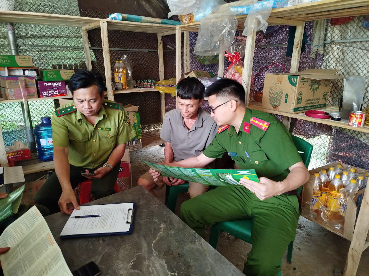 CÔNG AN XÃ MINH QUANG ĐẨY MẠNH TUYÊN TRUYỀN, KÝ CAM KẾT BẢO VỆ RỪNG VÀ PHÒNG CHÁY, CHỮA CHÁY RỪNG