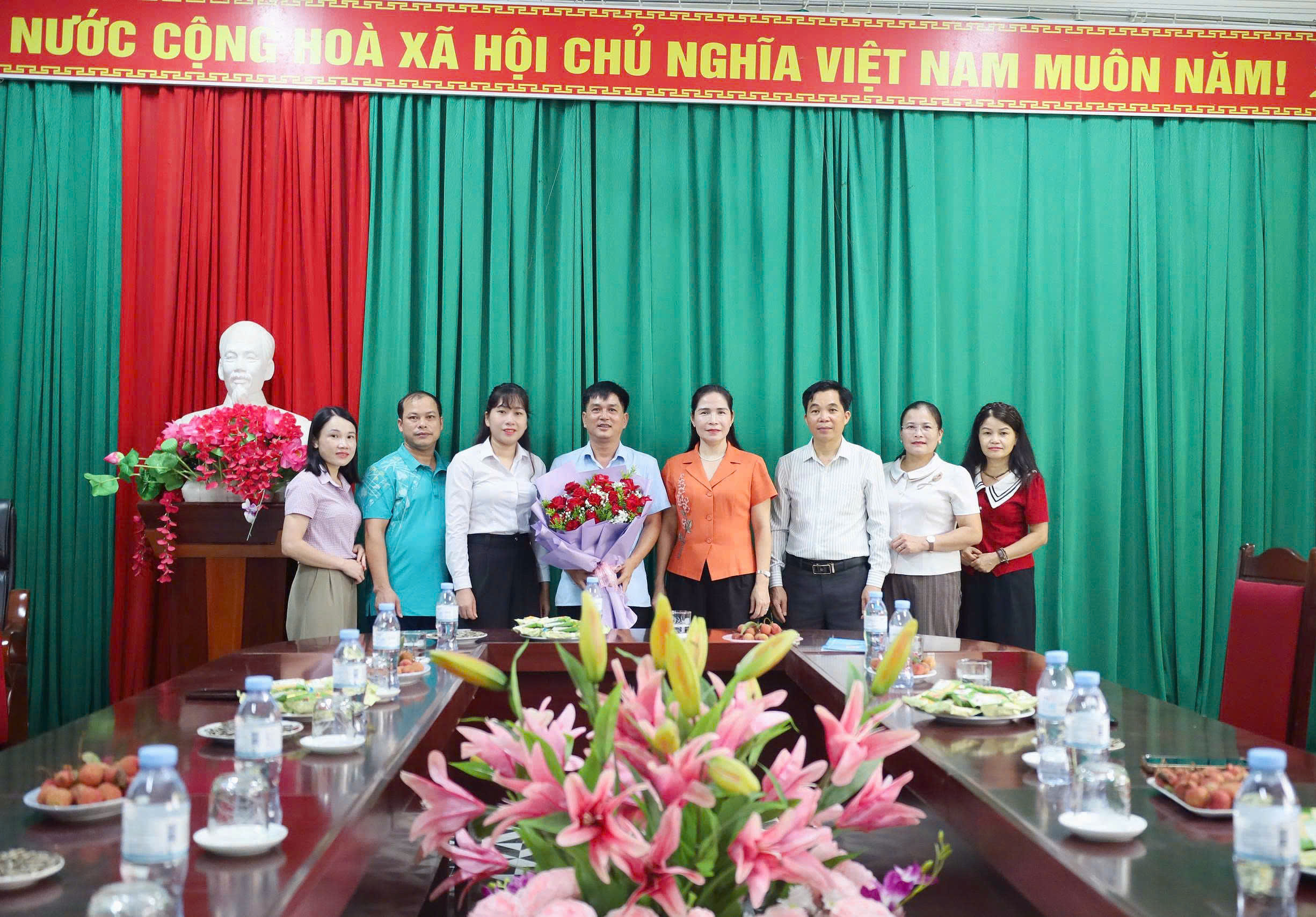 Lãnh đạo xã Bắc Mê tặng hoa chúc mừng ngày báo chí cách mạng Việt Nam