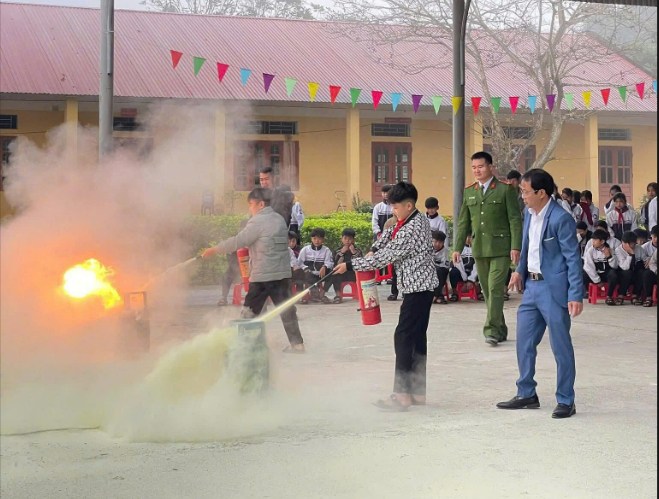 CÔNG AN XÃ TÂN TRÀO TUYÊN TRUYỀN, TRẢI NGHIỆM VỀ PCCC VÀ CNCH TẠI TRƯỜNG THCS KIM QUAN VÀ KÝ CAM KẾT PCCC TẠI CÁC CƠ SỞ TRÊN ĐỊA BÀN XÃ