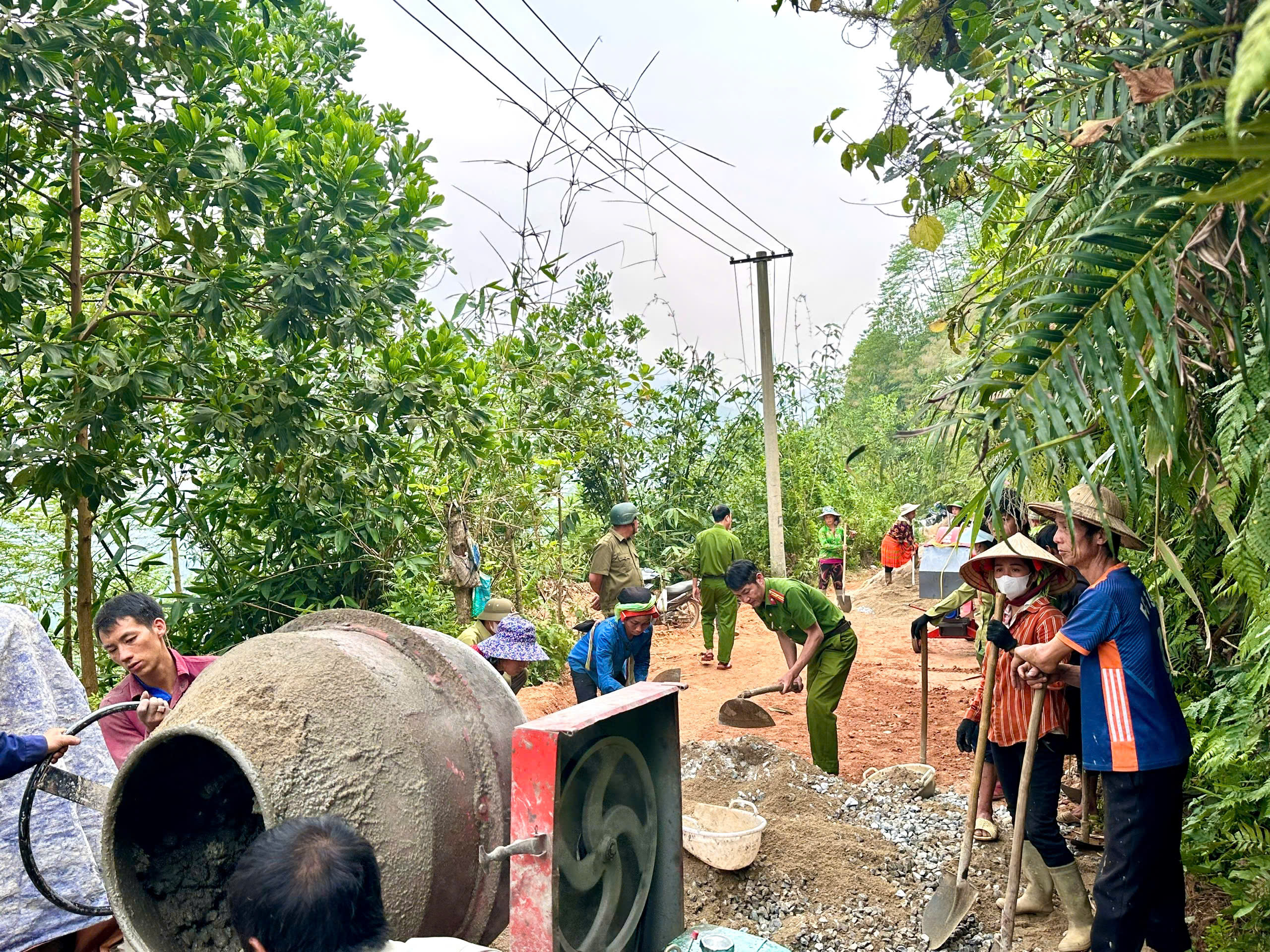 MỖI TUẦN MỘT VIỆC TỐT VÌ NHÂN DÂN - TÍCH CỰC THI ĐUA THỰC HIỆN PHONG TRÀO BA NHẤT