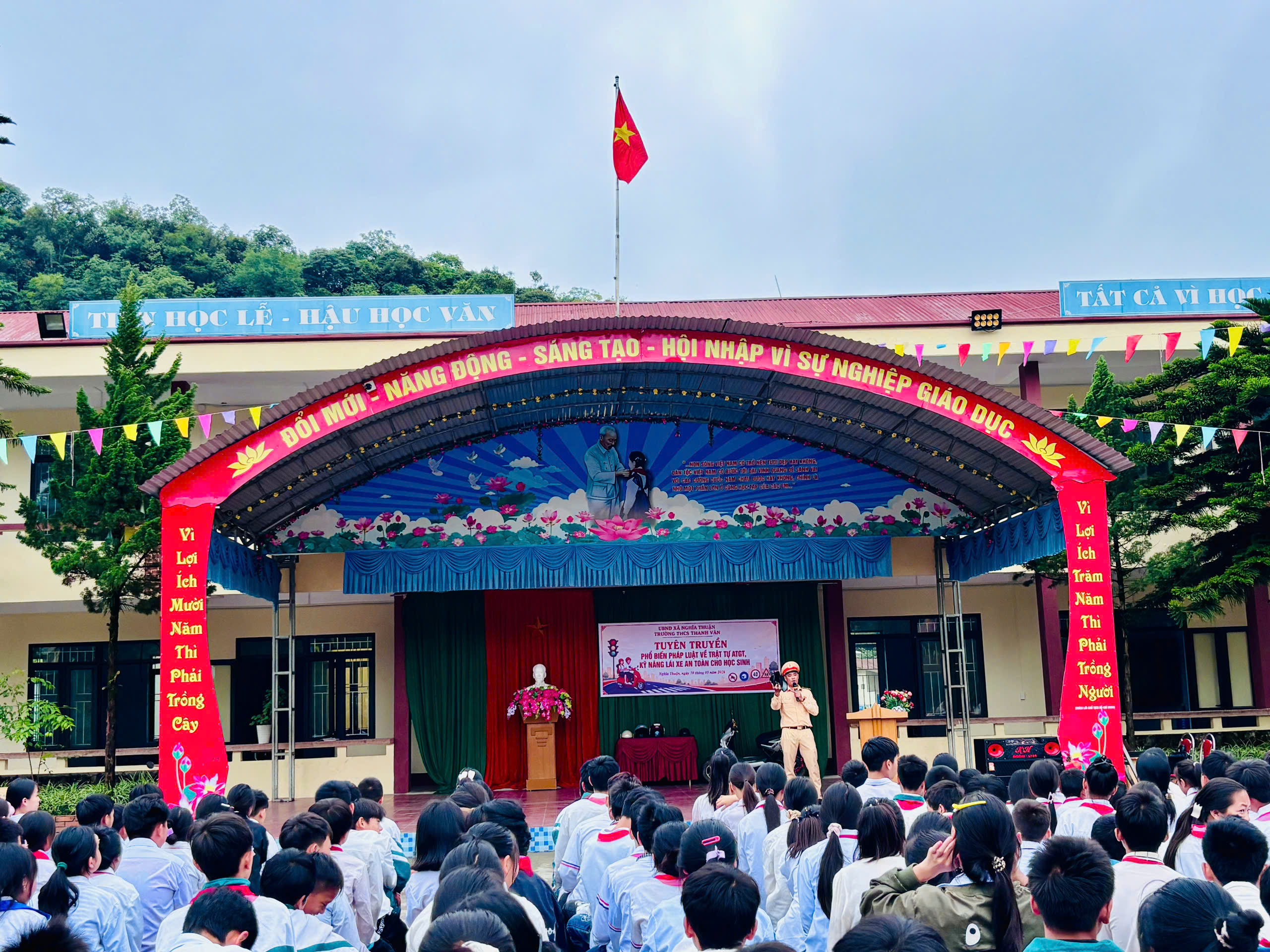 Công An xã Nghĩa Thuận phối hợp tuyên truyền an toàn giao thông và phổ biến pháp luật cho học sinh