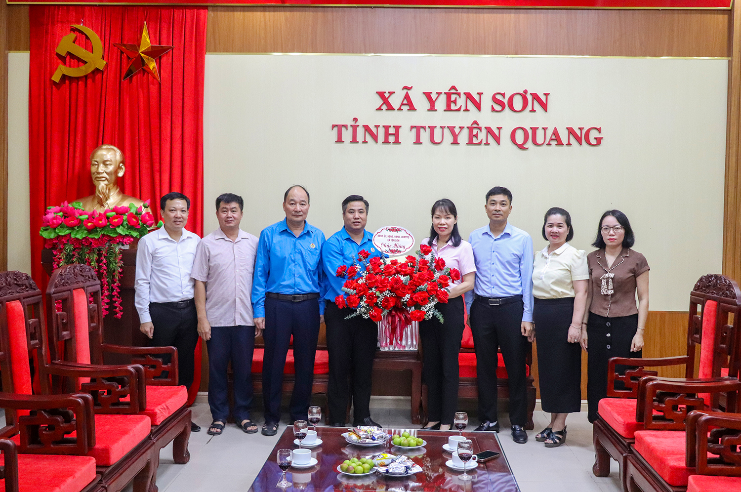 Các đồng chí lãnh đạo xã chúc mừng Công đoàn xã nhân kỷ niệm 97 năm Ngày thành lập Công đoàn Việt Nam