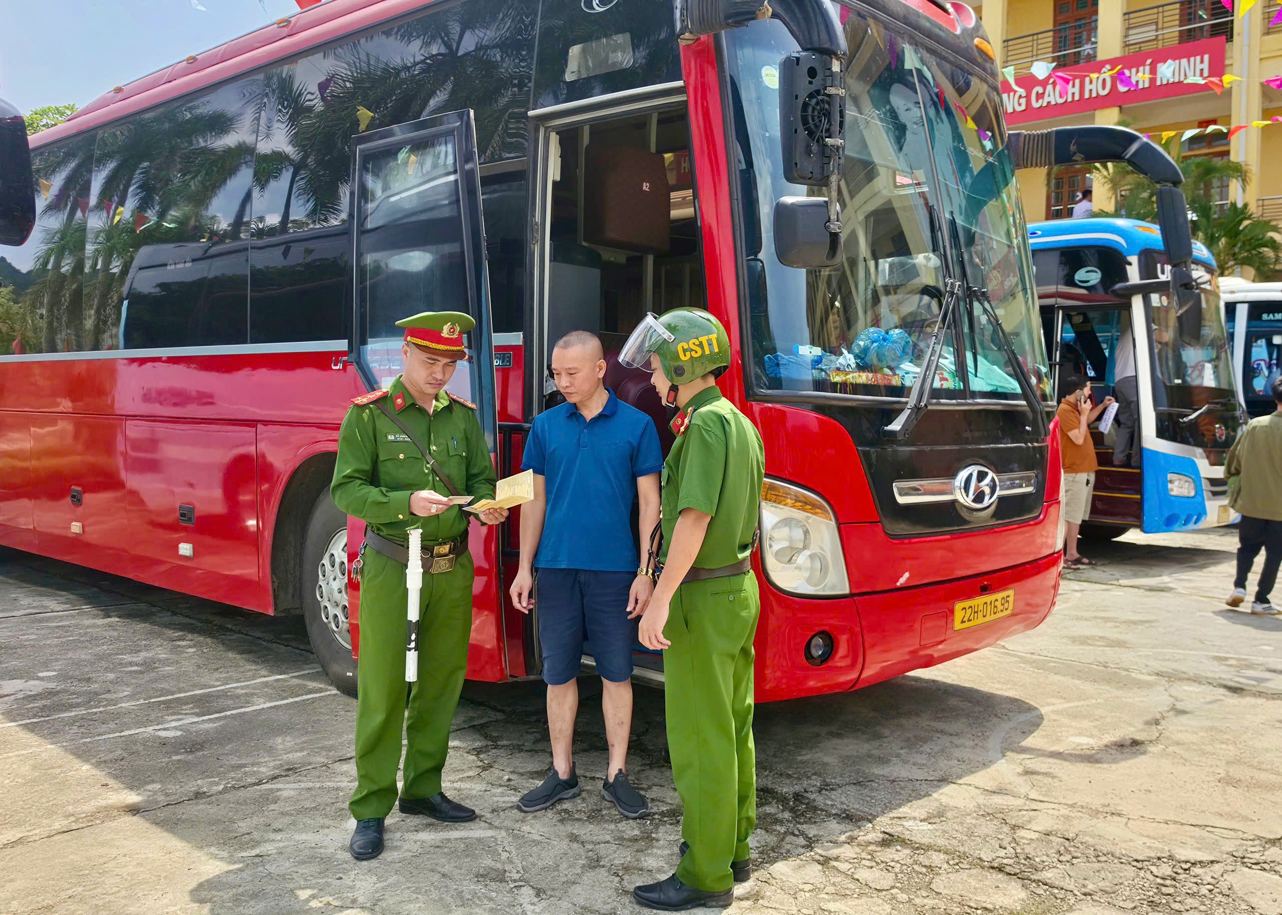 CÔNG AN PHƯỜNG NÔNG TIẾN - BẢO ĐẢM AN TOÀN CHO HỌC SINH TRONG DỊP NGHỈ LỄ 30/4 – 1/5
