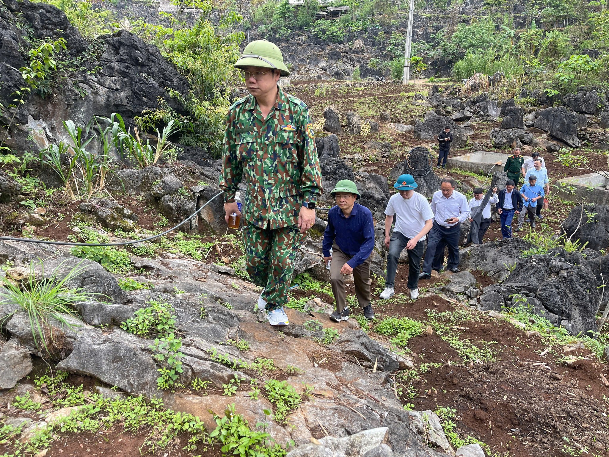 Ban Thường vụ Đảng ủy xã Lũng Phìn khảo sát các vùng chuyển đổi cơ cấu cây trồng và làng nghề truyền thống