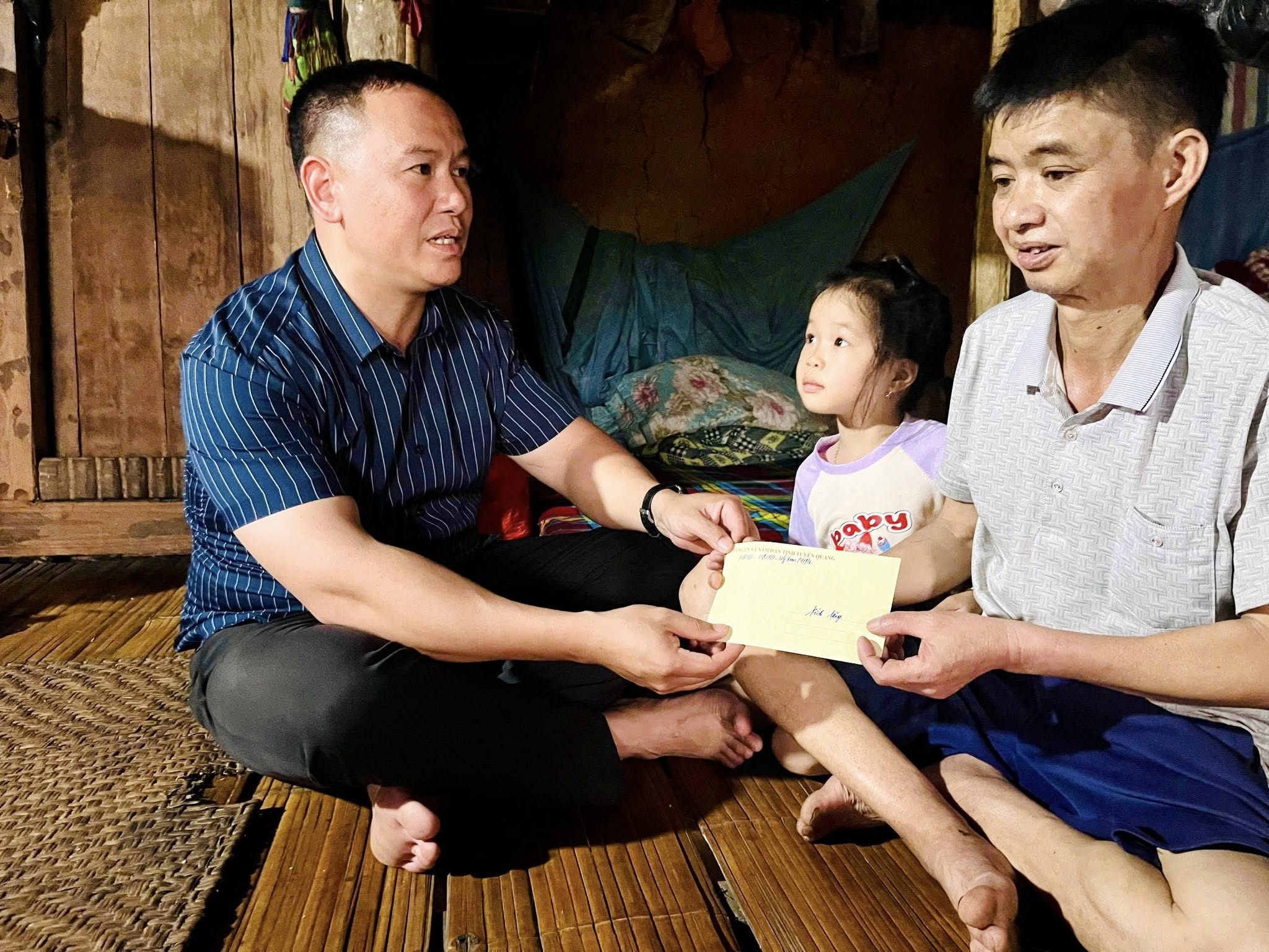 LÃNH ĐẠO XÃ NẤM DẨN THĂM, TẶNG QUÀ NGƯỜI KHUYẾT TẬT NHÂN NGÀY 18/4