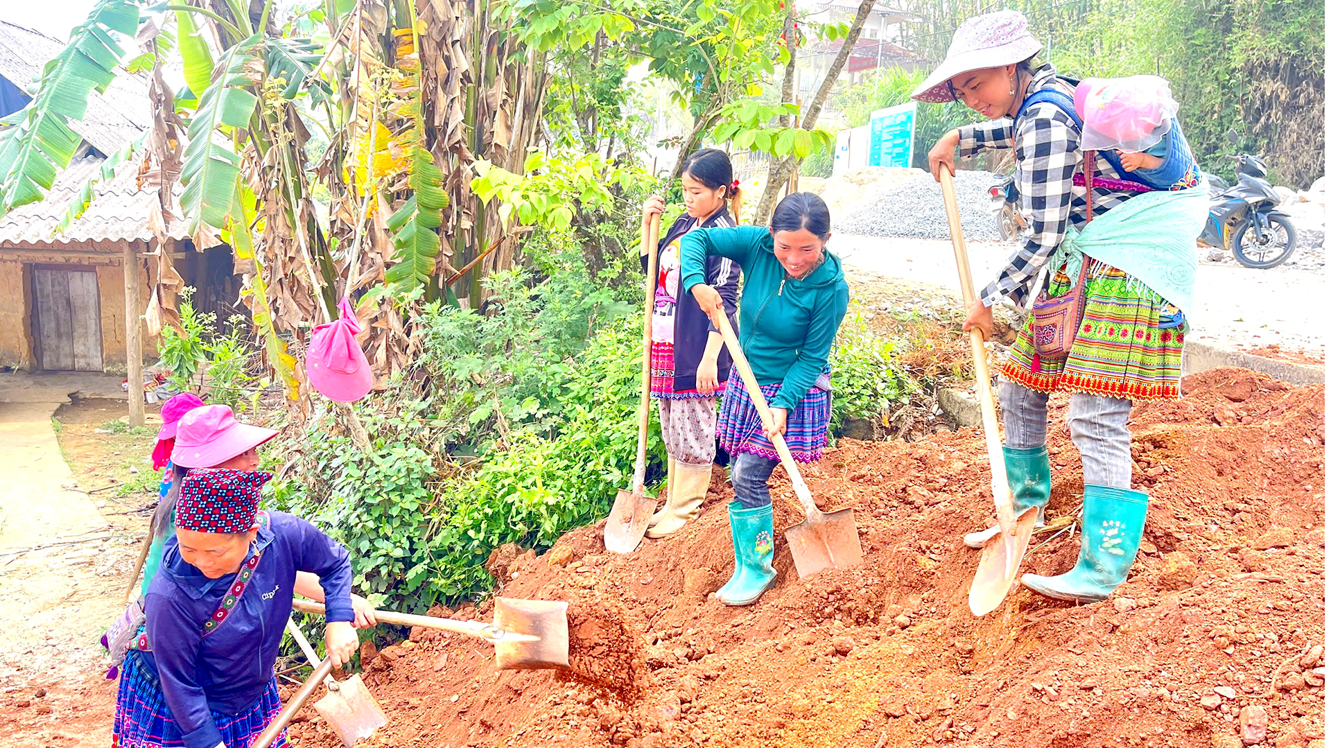 hỗ trợ phụ nữ ngh&egrave;o (1).jpg