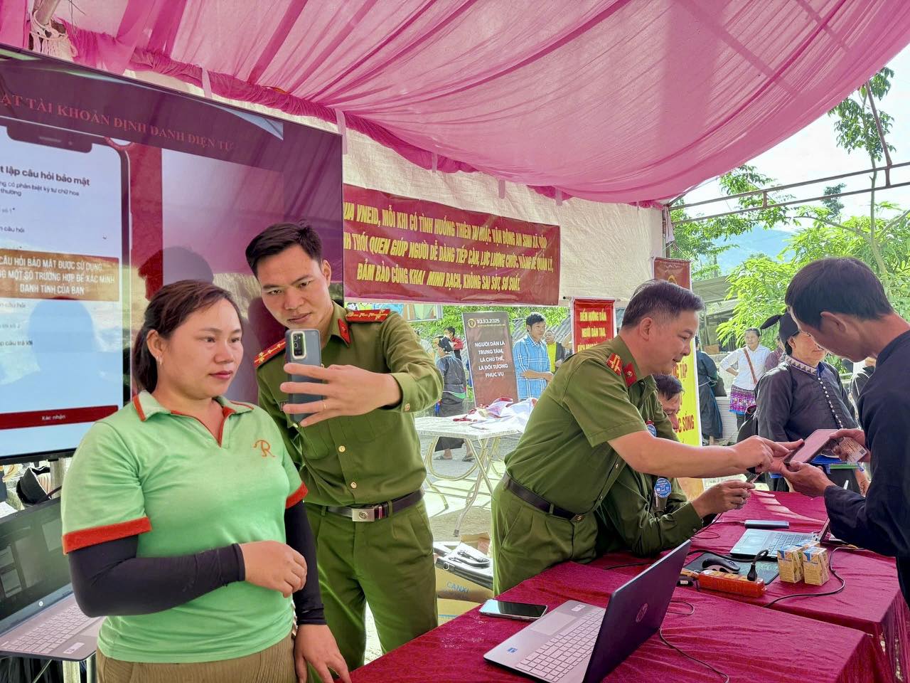 CHI ĐOÀN CÔNG AN XÃ THÀNG TÍN HƯỞNG ỨNG NGÀY CHUYỂN ĐỔI SỐ QUỐC GIA 10/10 VÀ NGÀY HỘI TOÀN DÂN HỌC TẬP SỐ NĂM 2025 