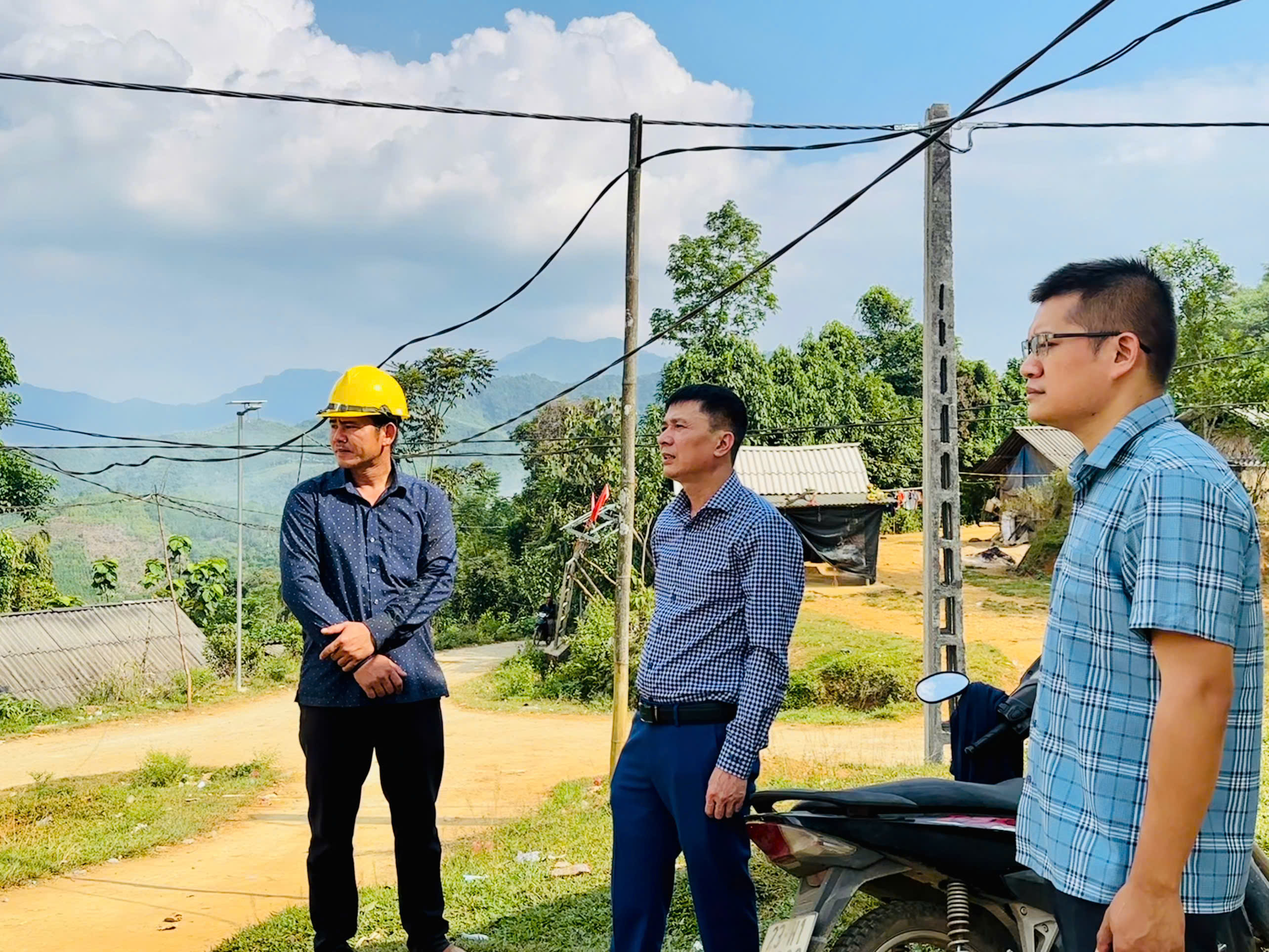 Lãnh đạo xã Bạch Ngọc kiểm tra tiến độ các công trình hạ tầng trên địa bàn