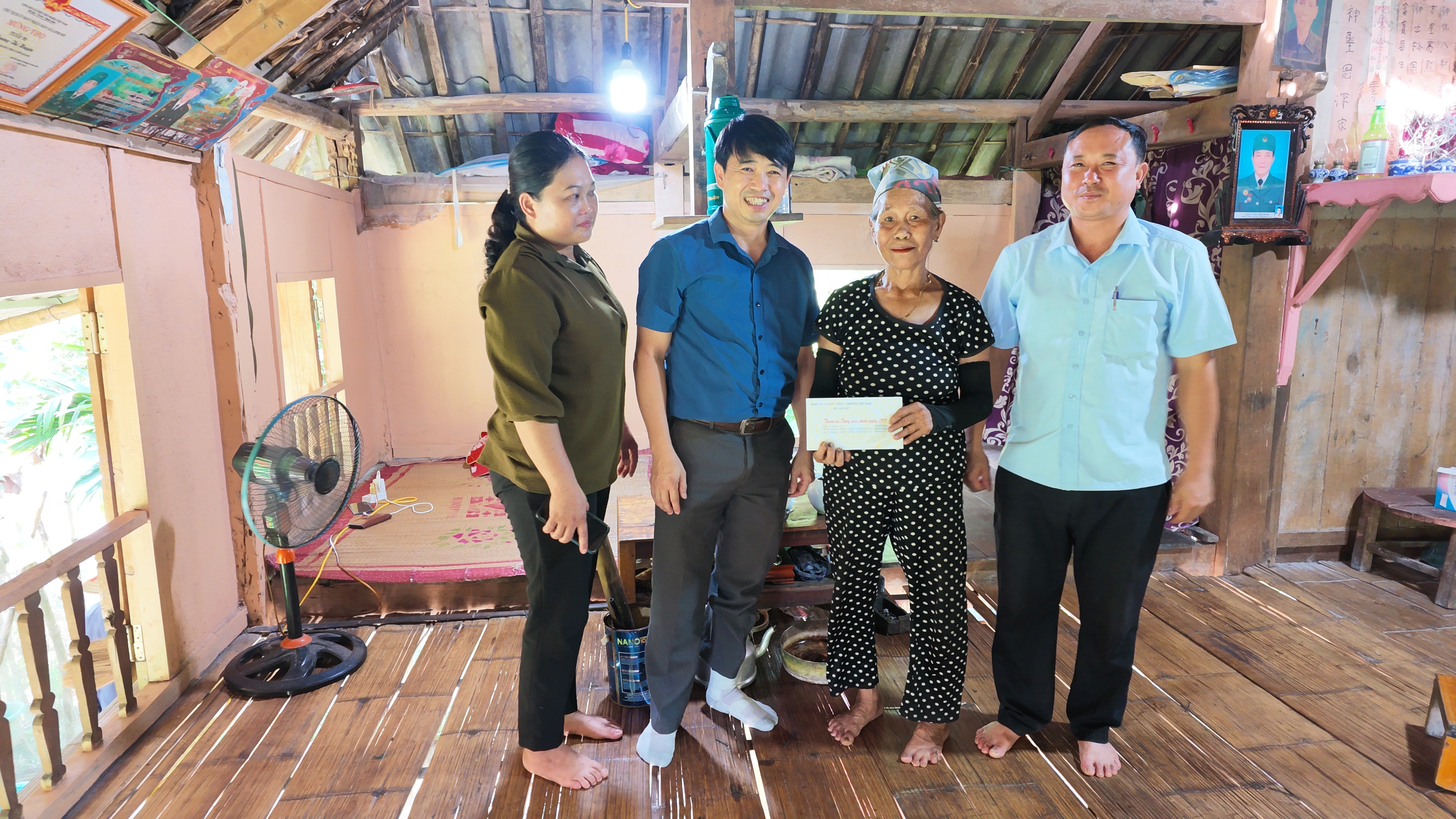 Đc Hưng tặng qu&agrave; 2.JPG