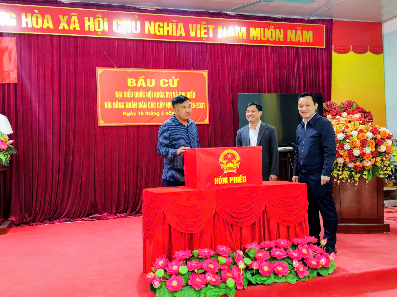 Đồng chí Hầu Minh Lợi kiểm tra công tác chuẩn bị bầu cử tại xã Cao Bồ