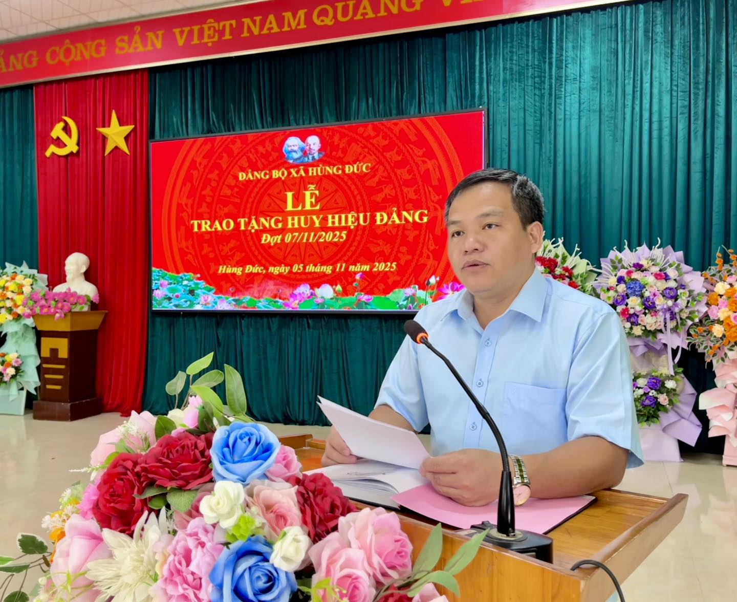 ĐẢNG BỘ XÃ HÙNG ĐỨC TRAO TẶNG HUY HIỆU ĐẢNG