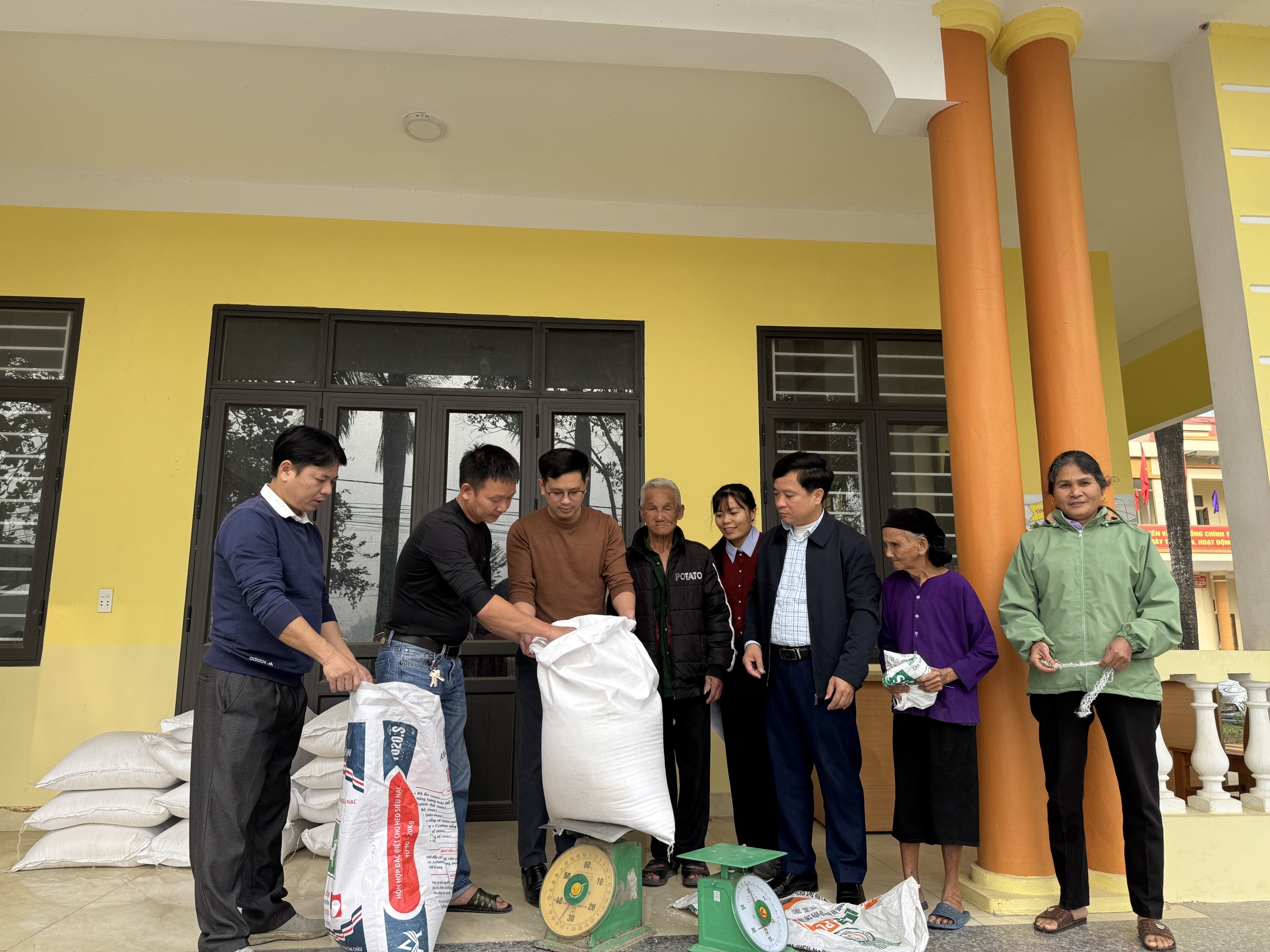 Xã Sơn Thuỷ tiếp nhận và cấp phát gạo hỗ trợ hộ nghèo trong dịp Tết Nguyên đán Bính Ngọ 2026