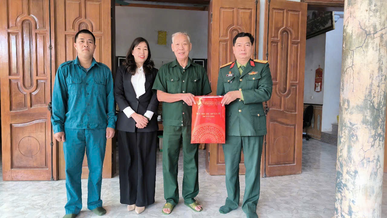 Tặng quà cho người có công với cách mạng nhân kỷ niệm 80 năm ngày thành lập QĐND Việt Nam (22/12/1944-22/12/2024) và 35 năm ngày hội QPTD (22/12/1989-22/12/2024)