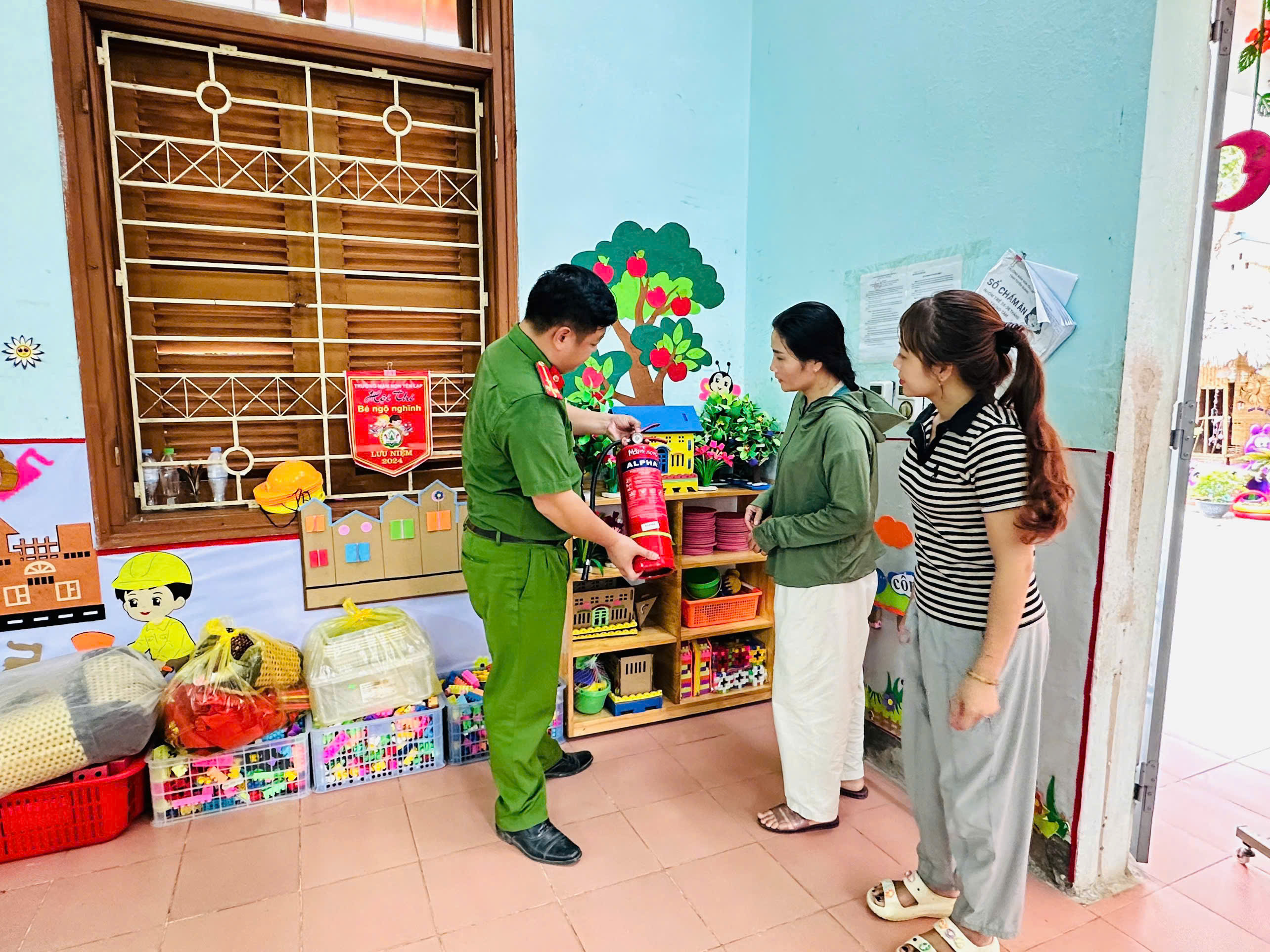 CÔNG AN XÃ YÊN LẬP KIỂM TRA, HƯỚNG DẪN BẢO ĐẢM AN TOÀN PCCC TRƯỚC THỀM NĂM HỌC MỚI