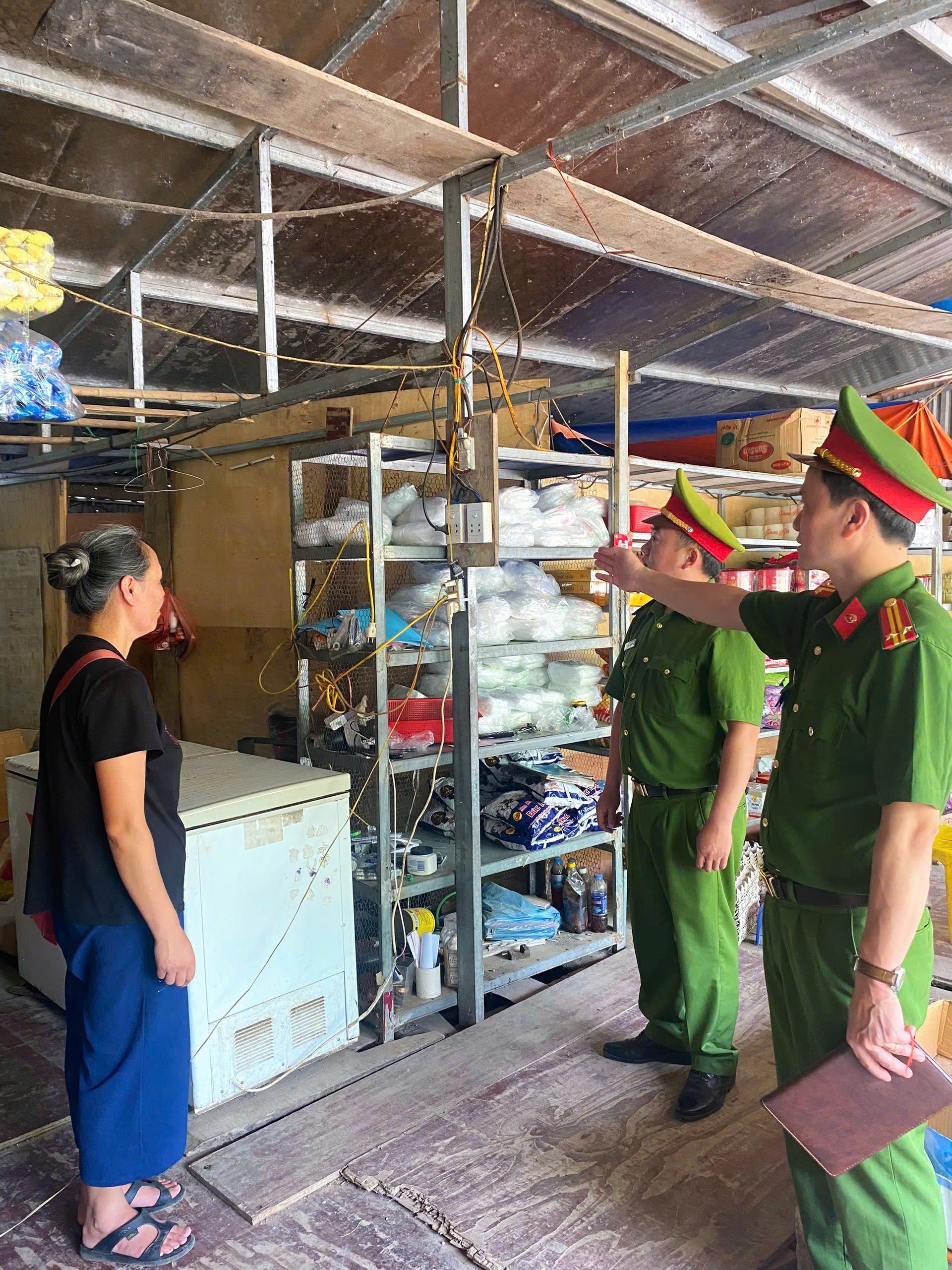 CÔNG AN XÃ SỦNG MÁNG TĂNG CƯỜNG TUYÊN TRUYỀN CÁC BIỆN PHÁP SỬ DỤNG ĐIỆN AN TOÀN, PHÒNG NGỪA CHÁY, NỔ TRONG MÙA NẮNG NÓNG