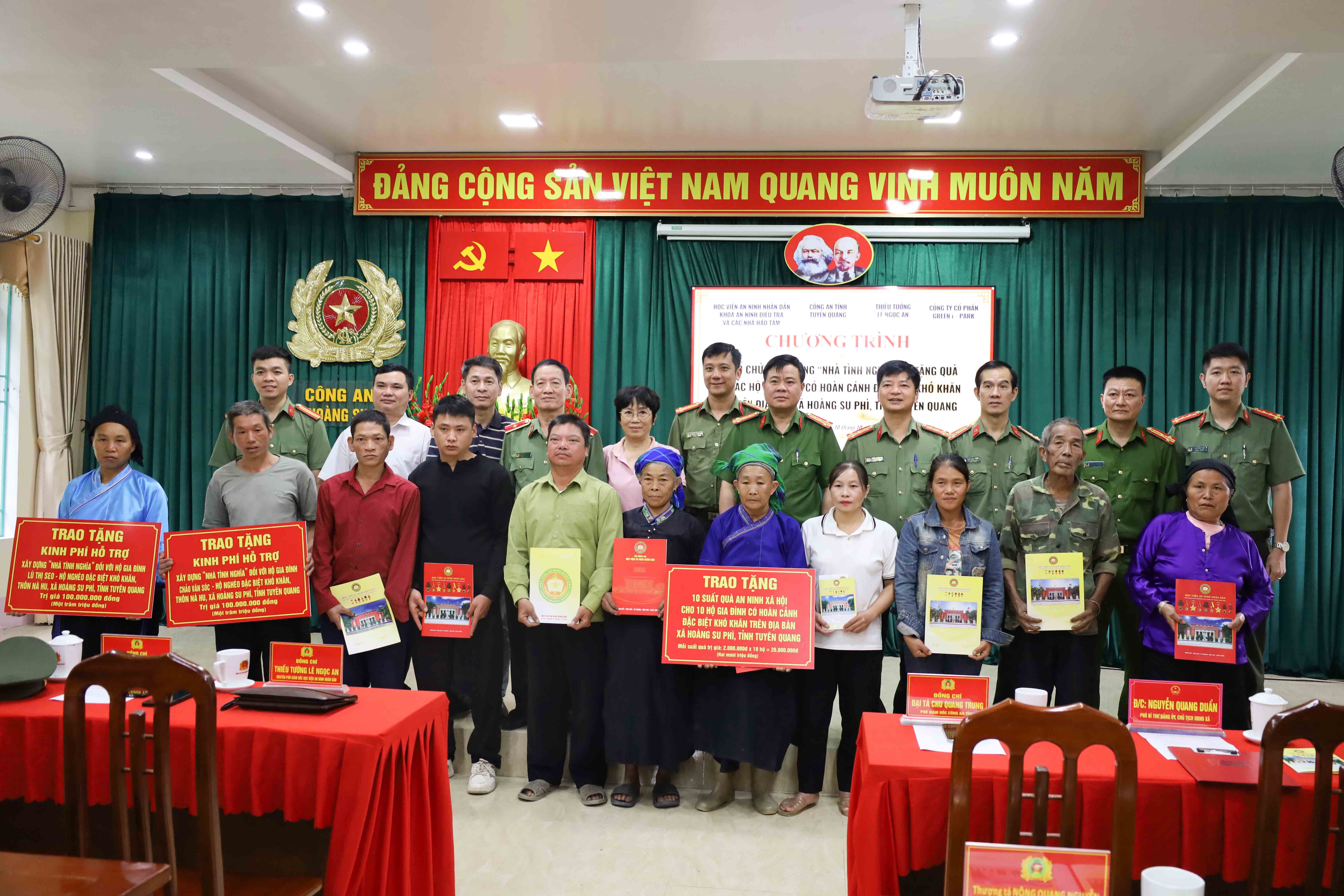 Trao nhà tình nghĩa và tặng quà các hộ gia đình có hoàn cảnh đặc biệt khó khăn trên địa bàn xã Hoàng Su Phì