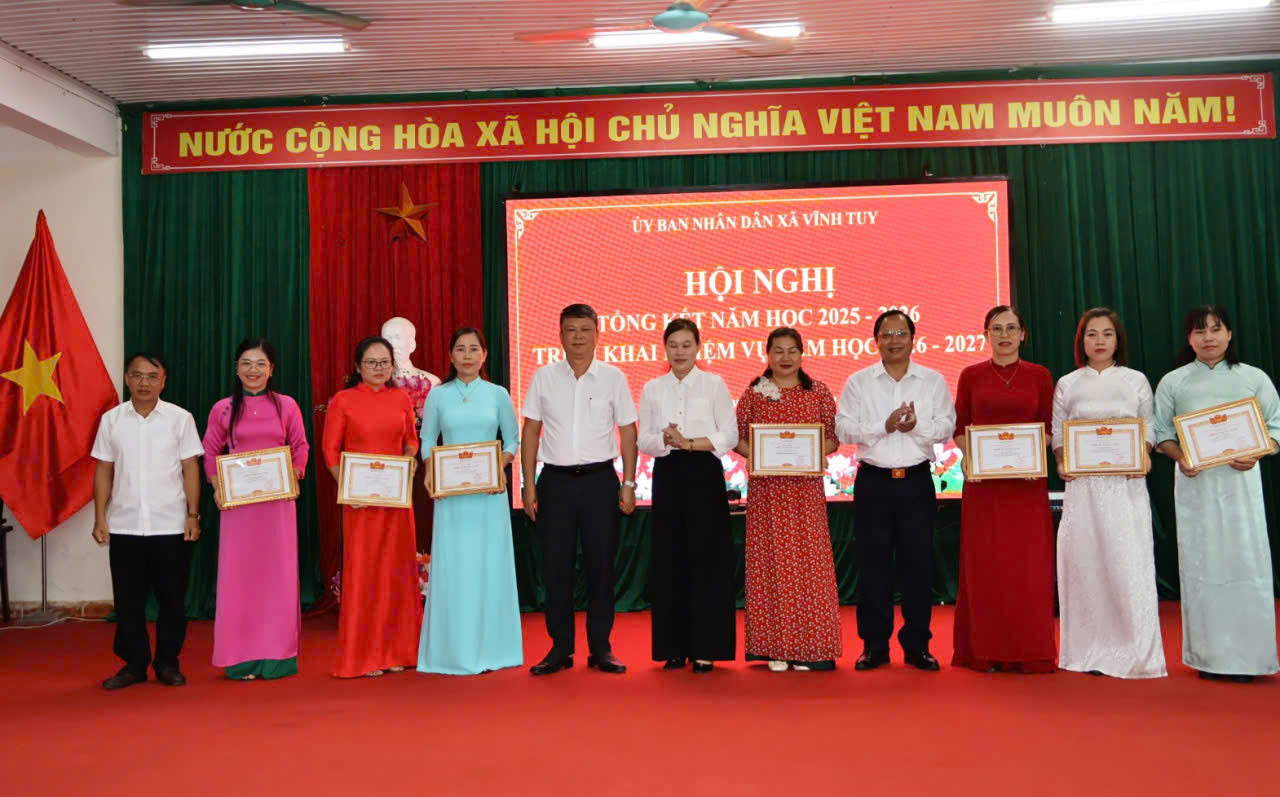 Hn tổng kết năm học 2025-2026 7 c&ocirc; v&agrave; BLĐ.jpg
