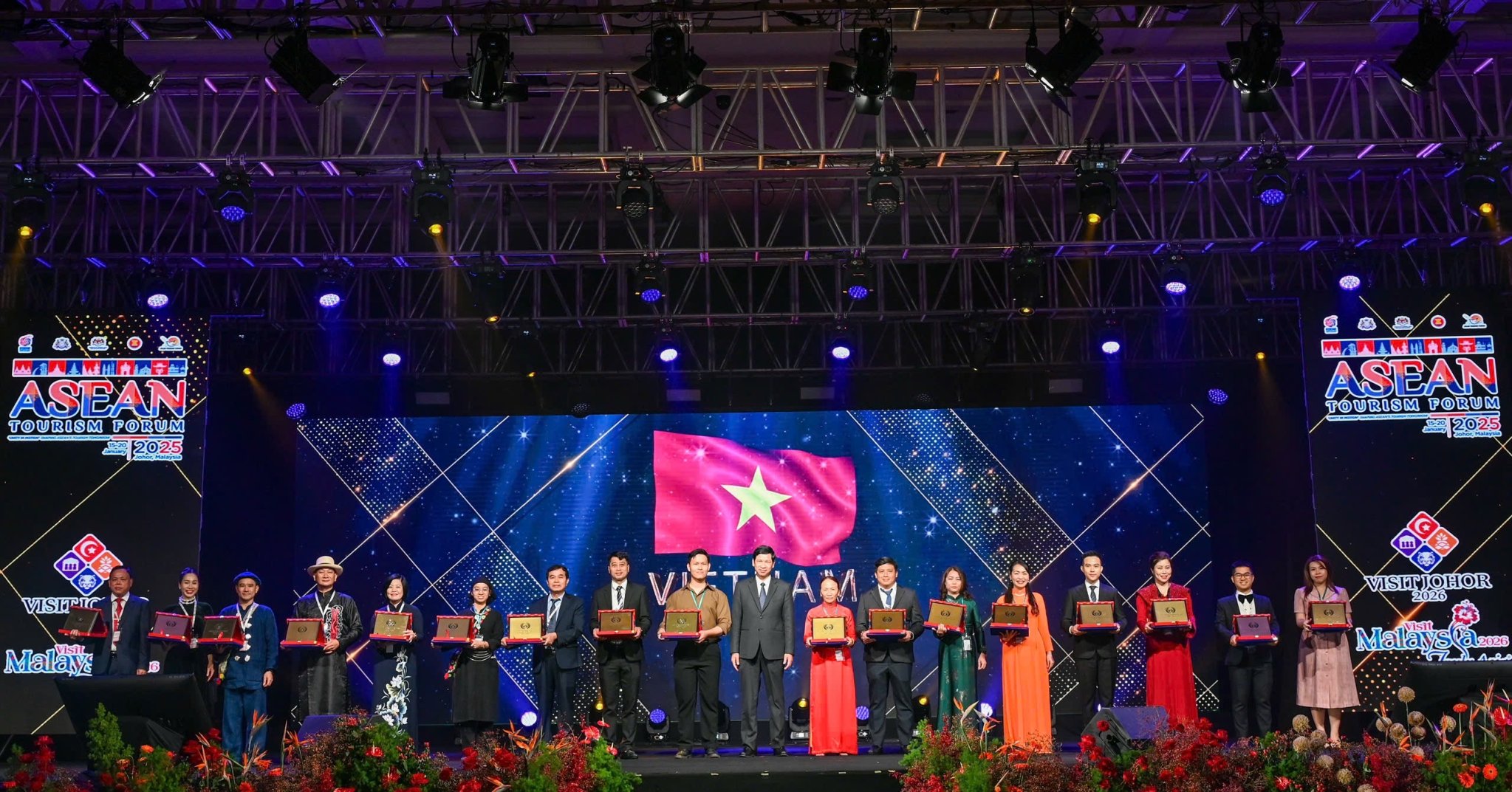 6. Thôn Tha nhận giải thưởng Homestay ASEAN 2025.jpg