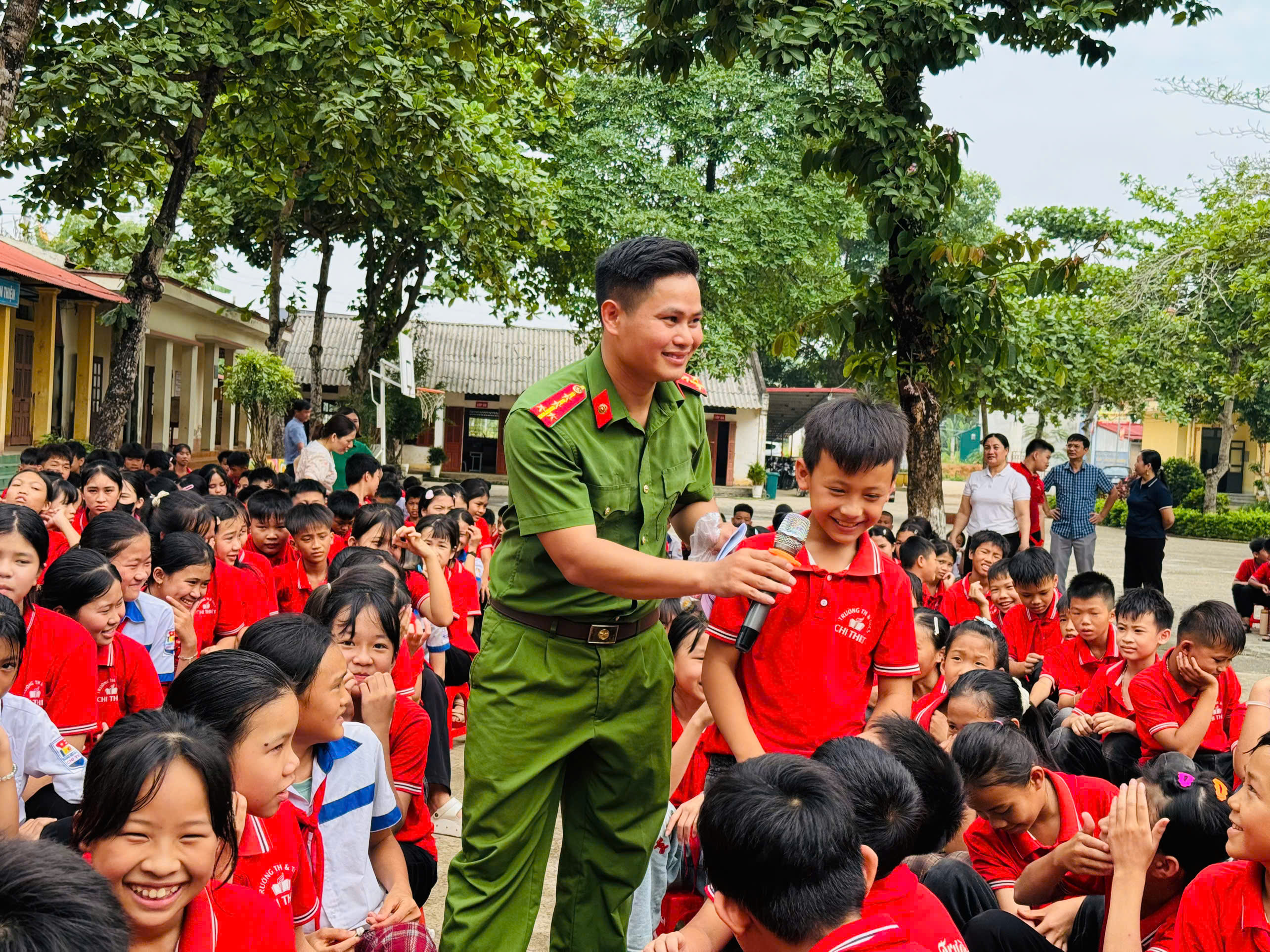 CÔNG AN XÃ HỒNG SƠN TUYÊN TRUYỀN PHÒNG CHỐNG ĐUỐI NƯỚC VÀ LUẬT AN TOÀN GIAO THÔNG, PCCC CHO HỌC SINH