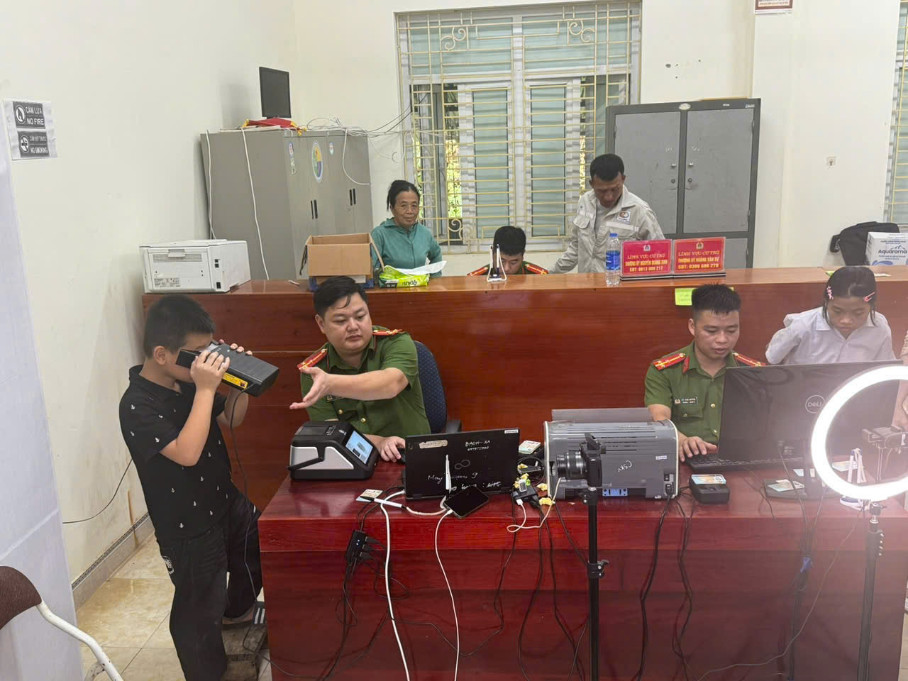 CÔNG AN XÃ YÊN LẬP ĐẨY MẠNH TUYÊN TRUYỀN, HƯỚNG DẪN NGƯỜI DÂN SỬ DỤNG ĐỊNH DANH ĐIỆN TỬ MỨC ĐỘ 2