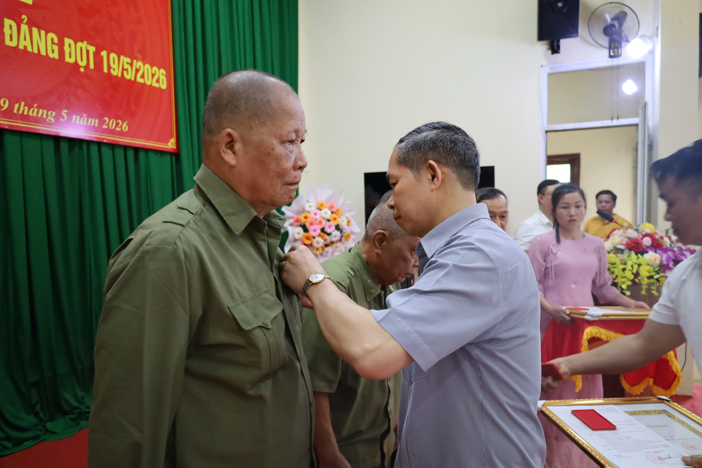 4. Tặng Huy hiệu Đảng.jpg