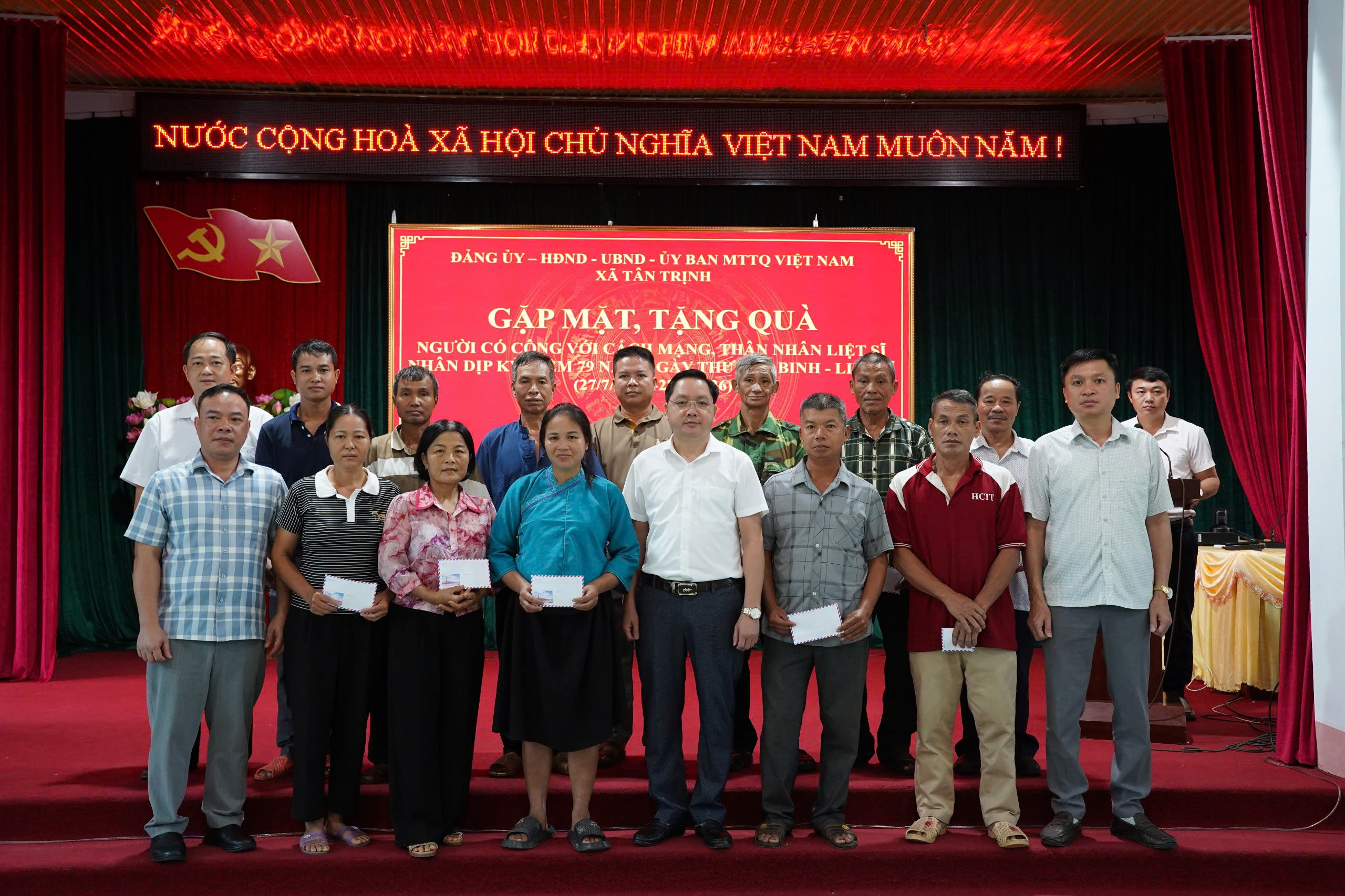 XÃ TÂN TRỊNH TỔ CHỨC TỌA ĐÀM GẶP MẶT TẶNG QUÀ CÁC GIA ĐÌNH CHÍNH SÁCH,THƯƠNG BỆNH BINH , GIA ĐÌNH LIỆT SĨ