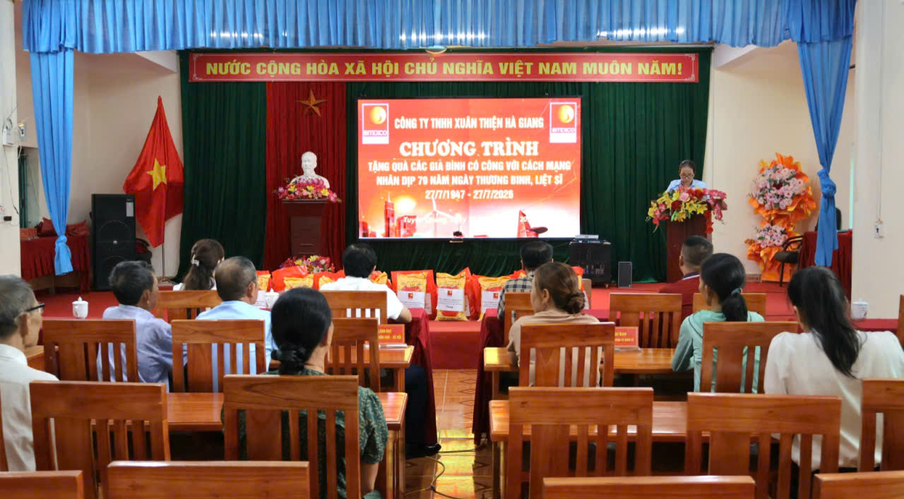 Sông lô 6 tặng quà 27 th 7 cho 10 hộ loan đ.jpg