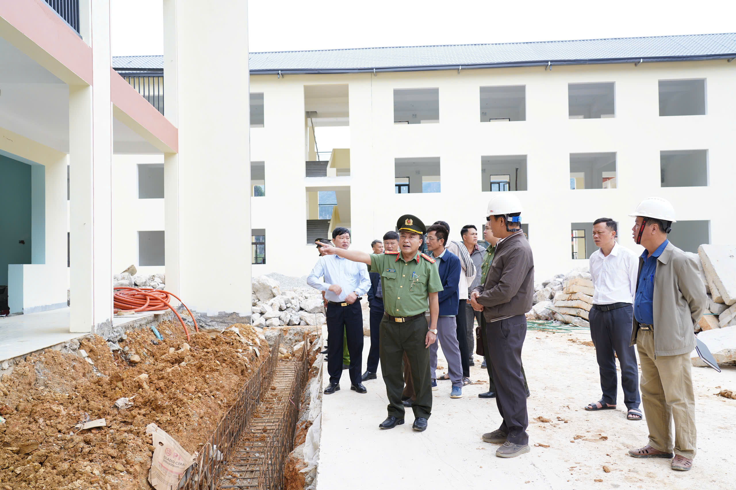 LÃNH ĐẠO CÔNG AN TỈNH KIỂM TRA TIẾN ĐỘ CÔNG TRÌNH TRƯỜNG PTDT NỘI TRÚ LIÊN CẤP PHÓ BẢNG VÀ KHẢO SÁT ĐẤT XÂY DỰNG TRỤ SỞ CÔNG AN XÃ LŨNG PHÌN, TÁT NGÀ