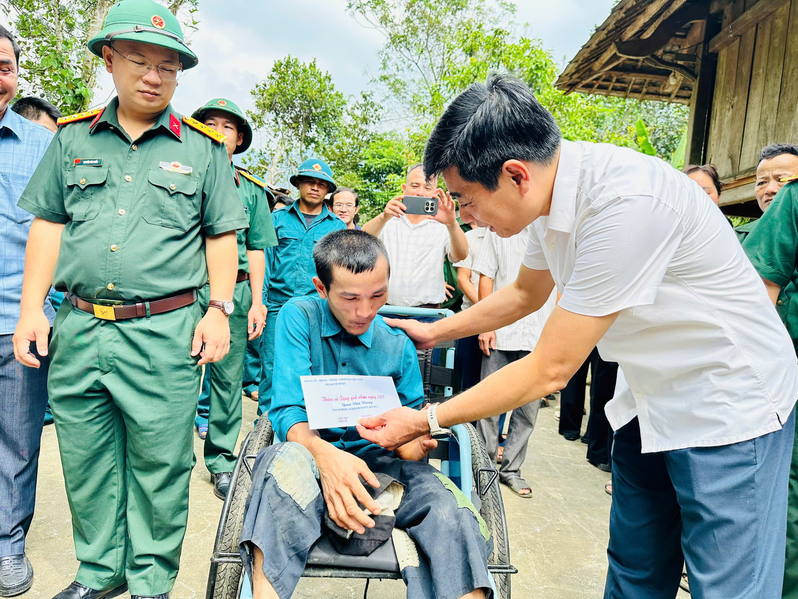 Lãnh đạo xã Bạch Ngọc thăm, tặng quà người có công nhân dịp kỷ niệm 79 năm Ngày Thương binh - Liệt sĩ