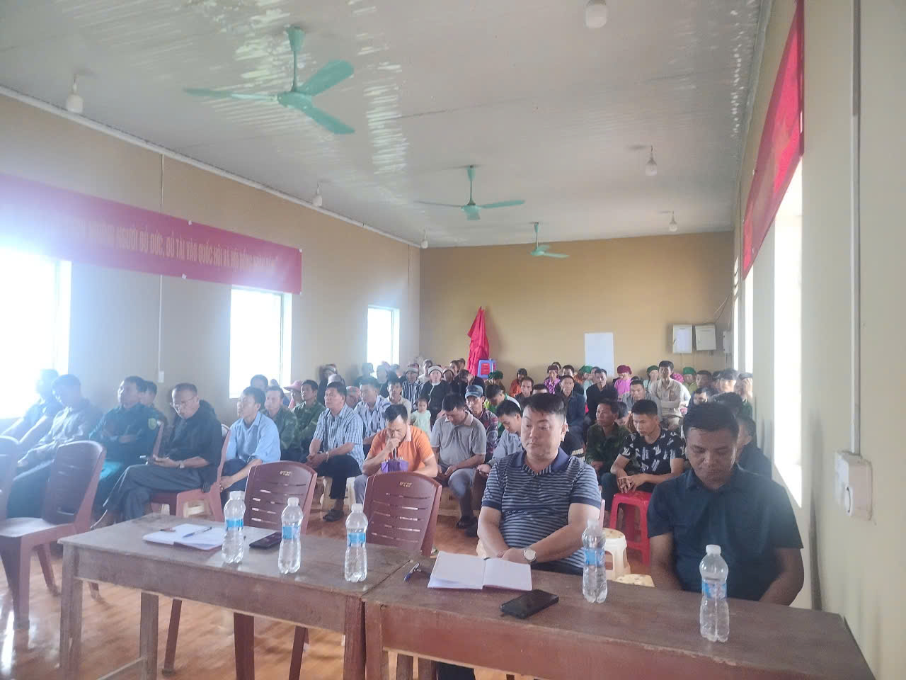 Các Tổ công tác của UBND xã Niêm Sơn dự họp tại các thôn sau sắp xếp, tổ chức lại thôn