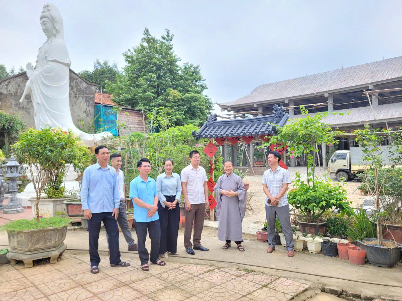 Các đồng chí lãnh đạo xã Tân Thanh thăm, tặng quà chúc mừng ngày Lễ Phật đản năm 2026 tại chùa Hòa Bình
