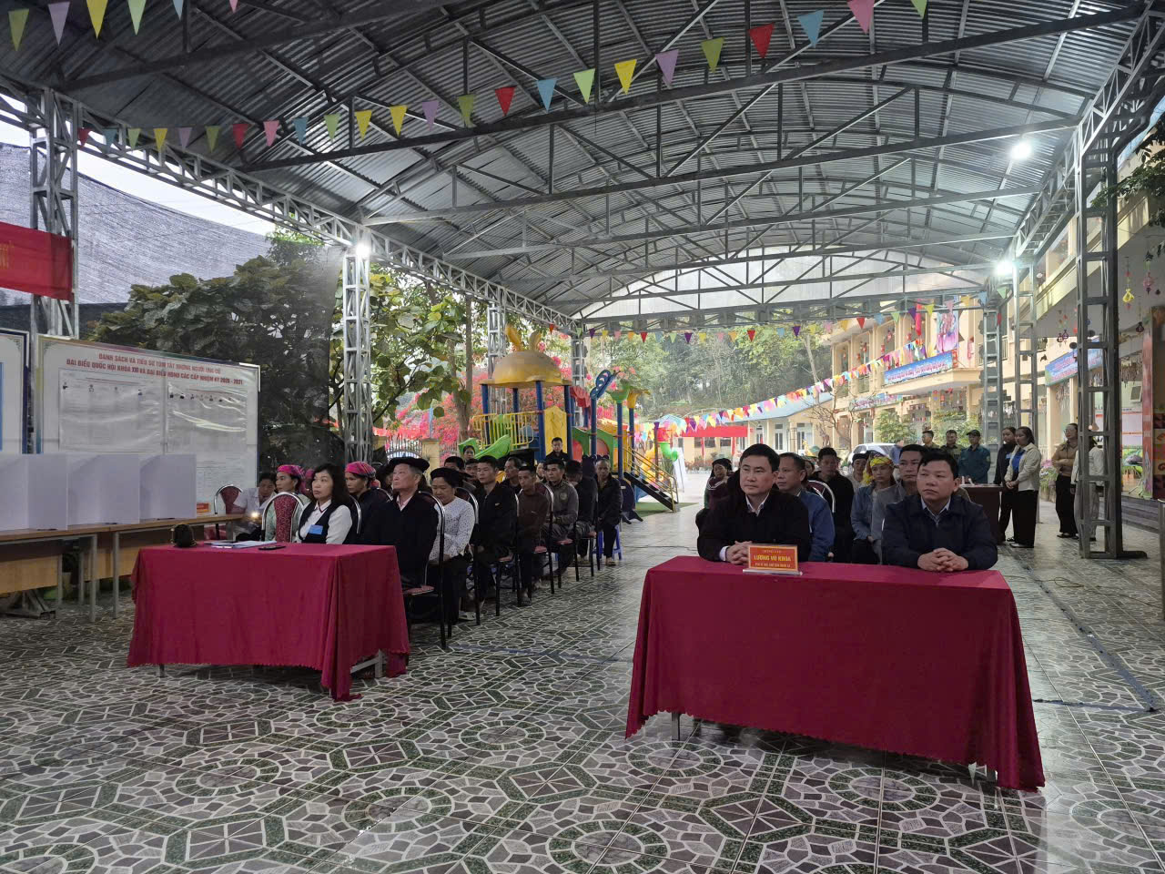 Cử tri xã Niêm Sơn hăng hái đi bỏ phiếu bầu cử đại biểu Quốc hội khóa XVI và đại biểu HĐND các cấp nhiệm kỳ 2026 – 2031 .