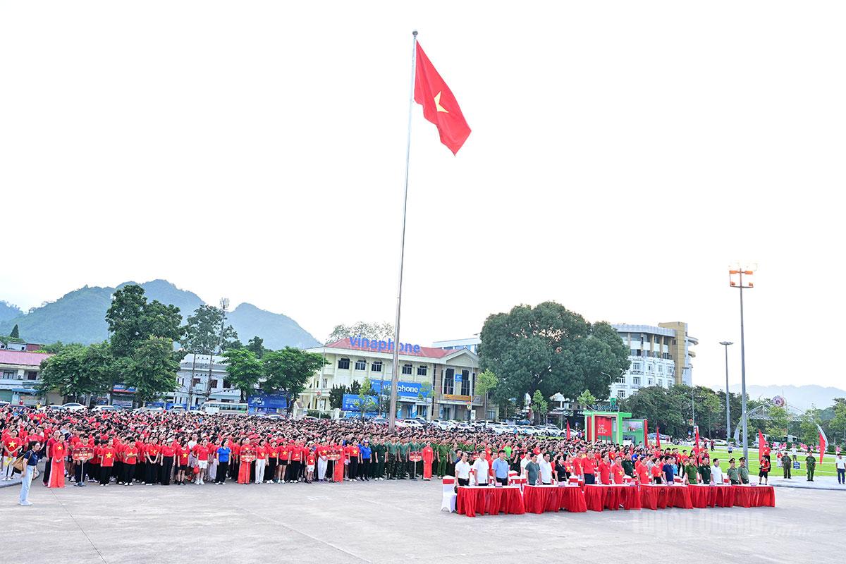 Cán bộ, người dân Tuyên Quang hưởng ứng “10 tỷ bước chân xanh”