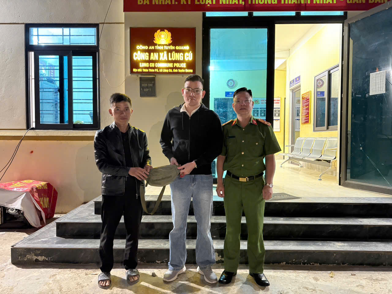 CÔNG AN XÃ TRAO TRẢ TÀI SẢN ĐÁNH RƠI, THẤT LẠC CHO NGƯỜI DÂN