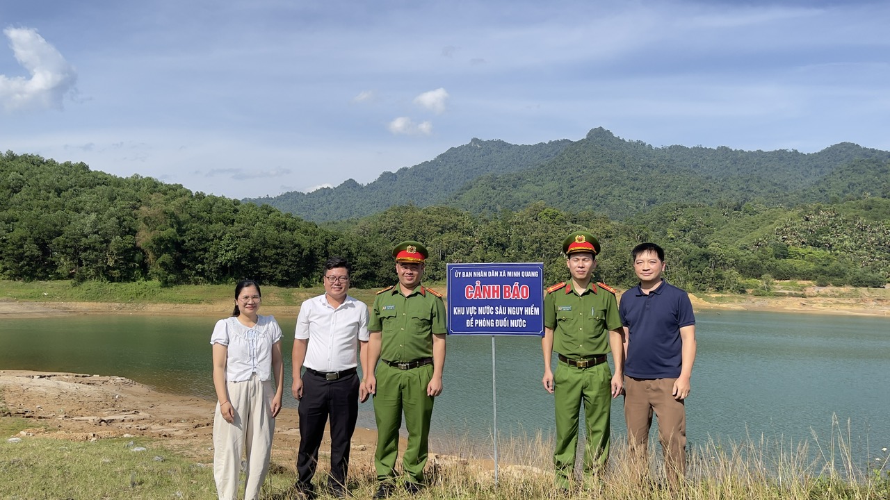 Khảo sát, cắm biển cảnh báo nguy hiểm phòng, chống đuối nước trên địa bàn xã Minh Quang