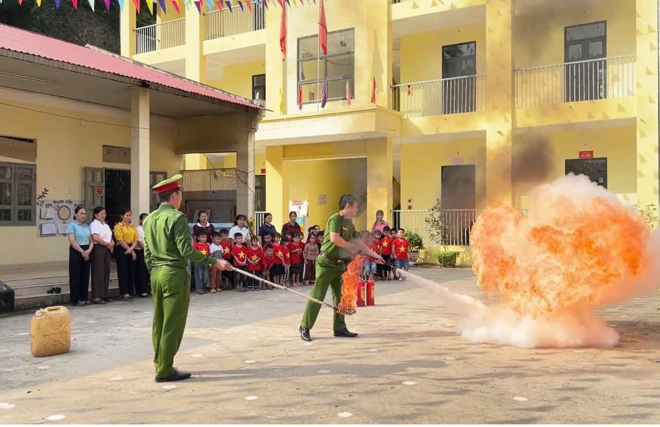 CÔNG AN XÃ THƯỢNG NÔNG TỔ CHỨC TUYÊN TRUYỀN, TRẢI NGHIỆM THỰC HÀNH PCCC VÀ CNCH CHO HỌC SINH