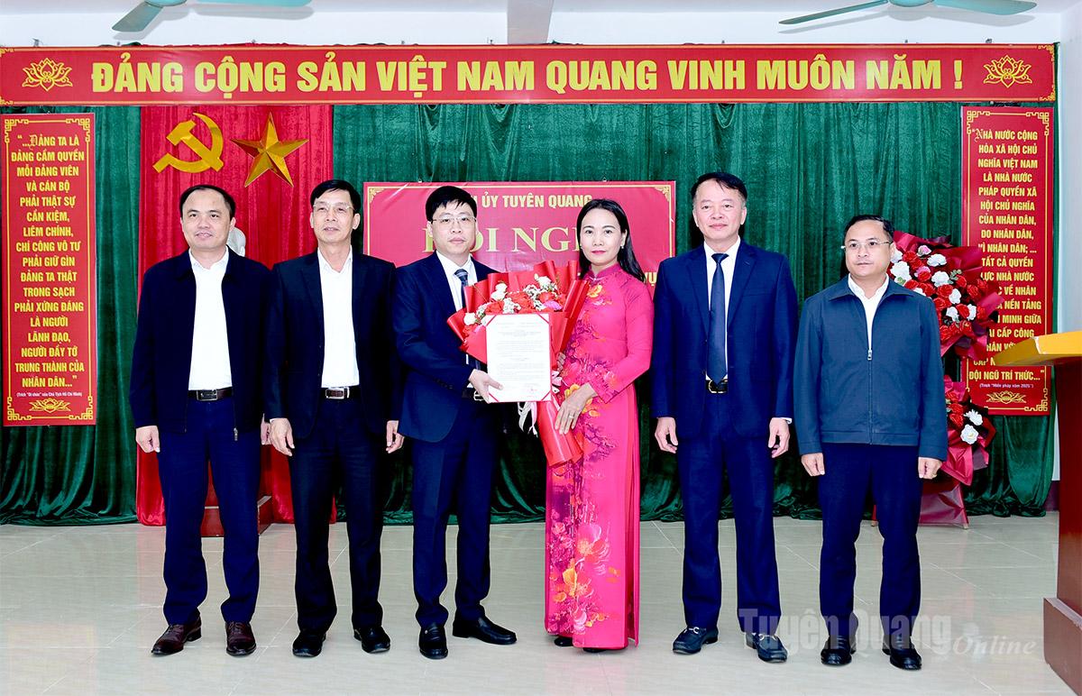 Đồng chí Phó Bí thư Thường trực Đảng ủy UBND tỉnh Nông Thị Bích Huệ trao quyết định về công tác cán bộ tại các xã Bằng Lang, Tân Trịnh, Đồng Yên và Tiên Yên